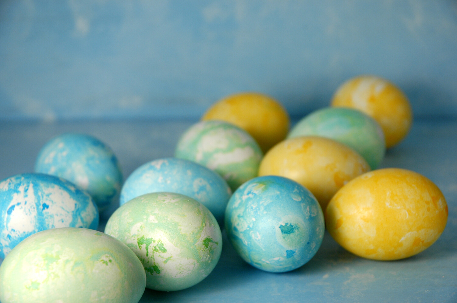 Påskepynt: Lav smukkeste, farvede æg til påske | SPIS BEDRE