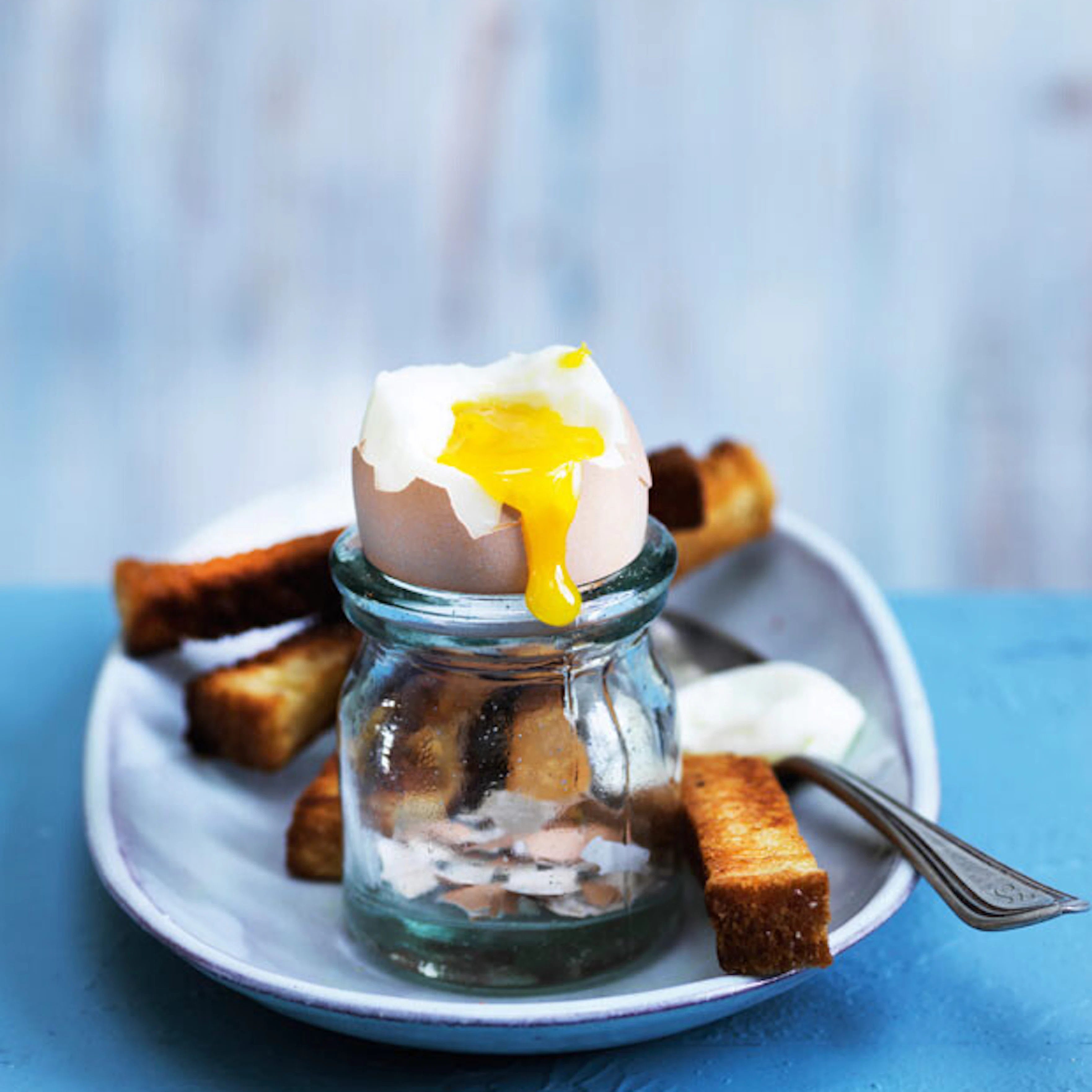 Påskepynt: Lav smukkeste, farvede æg til påske | SPIS BEDRE