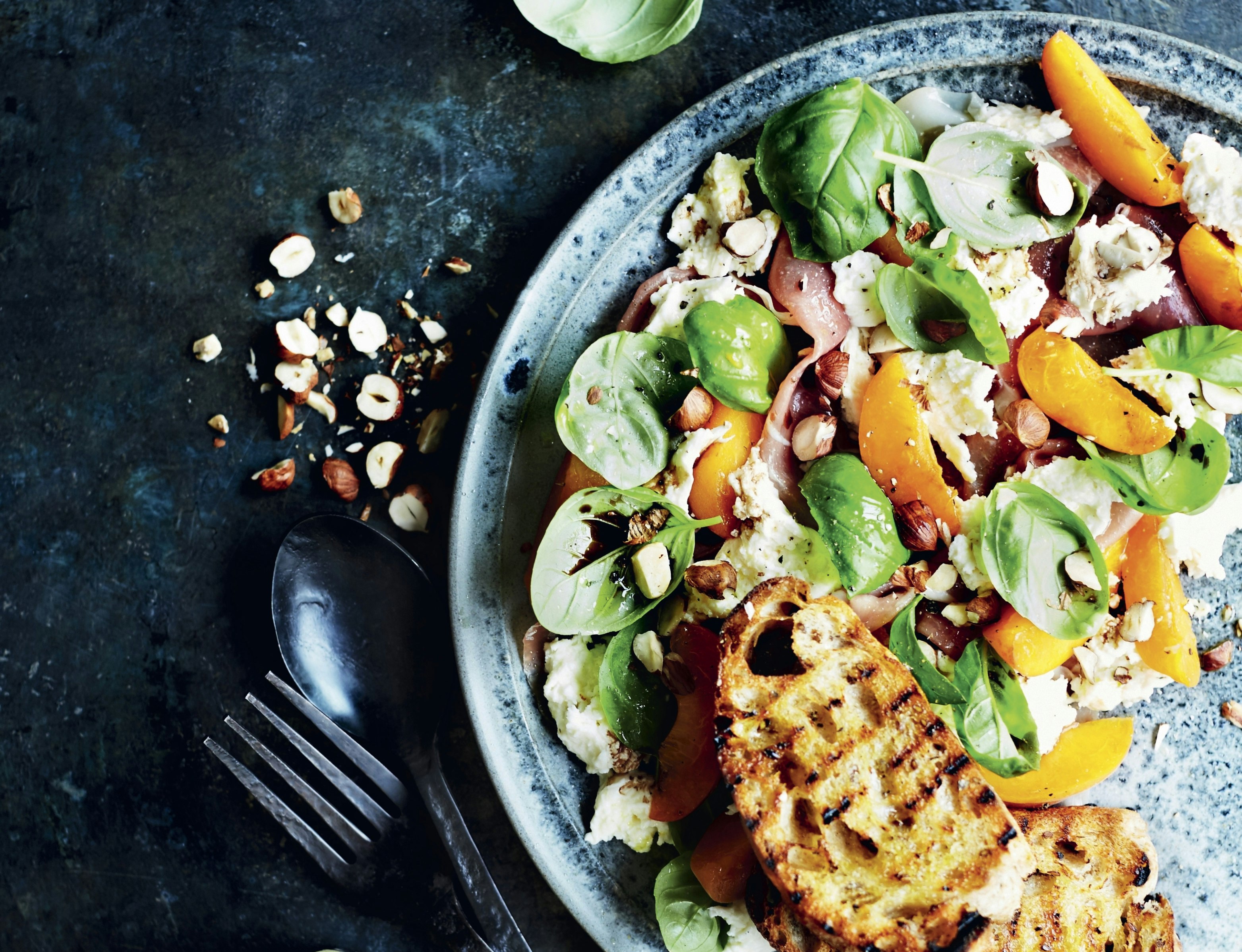 Abrikos-caprese med skinke og grillede brød