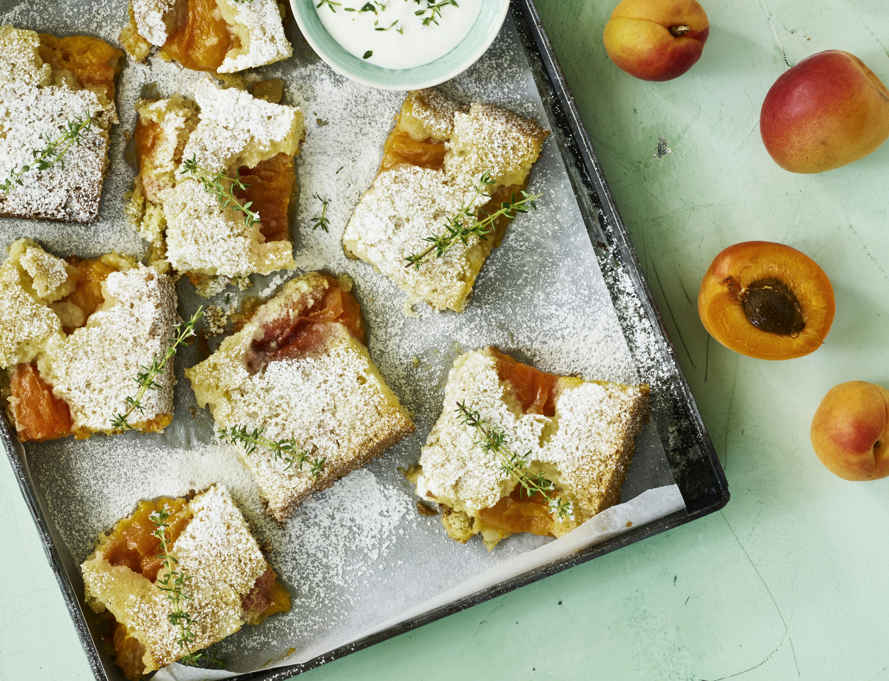 Abrikoskage med timian og cremefraiche