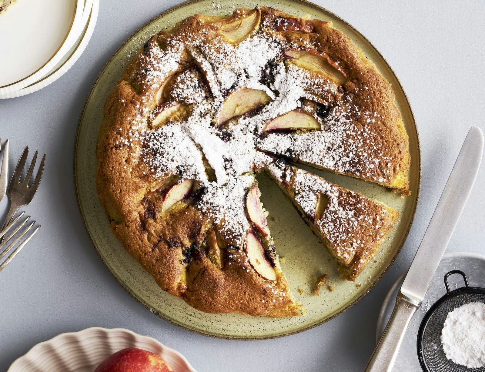 Æble-blåbærkage med marcipan