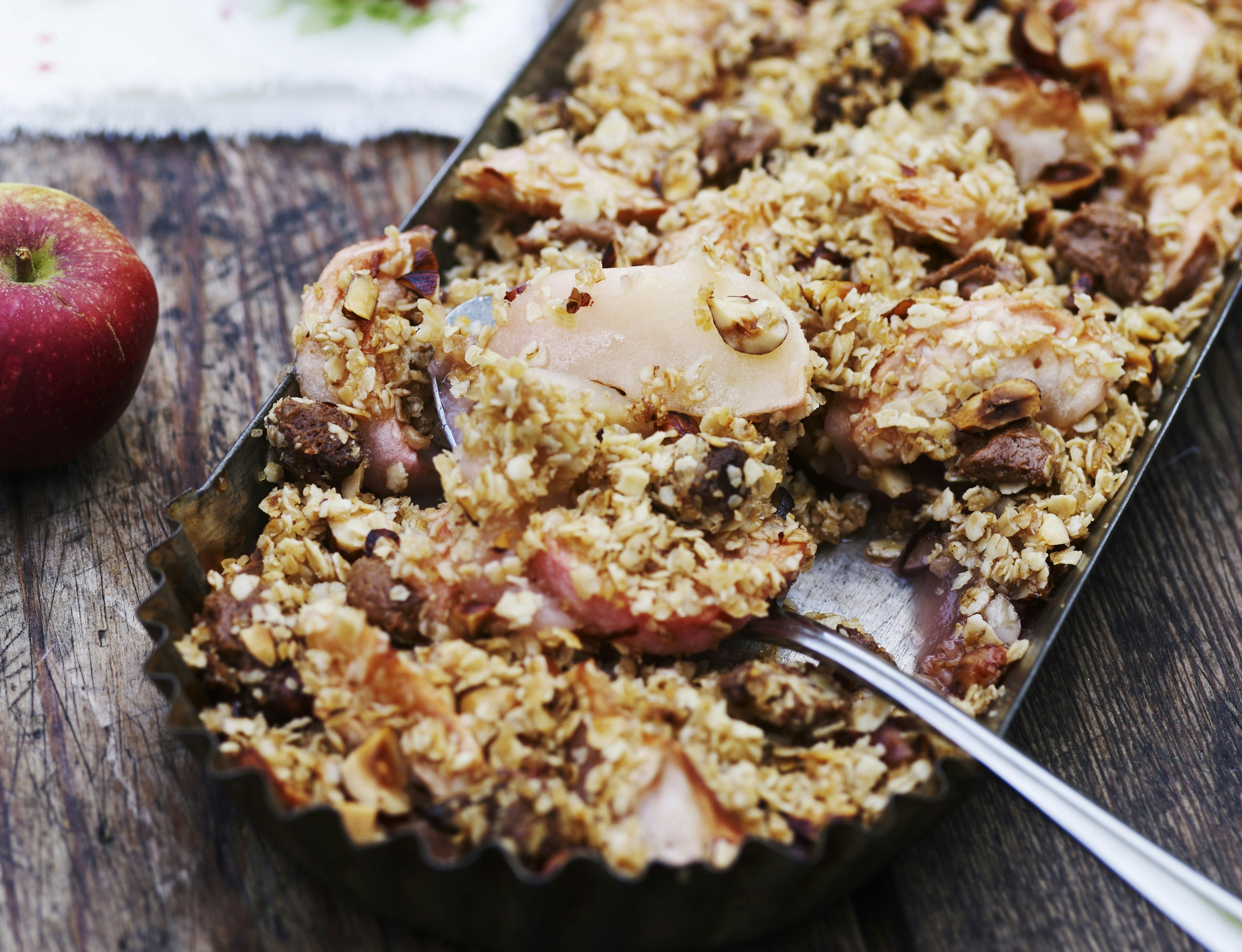 Æblecrumble med nougat og hasselnødder