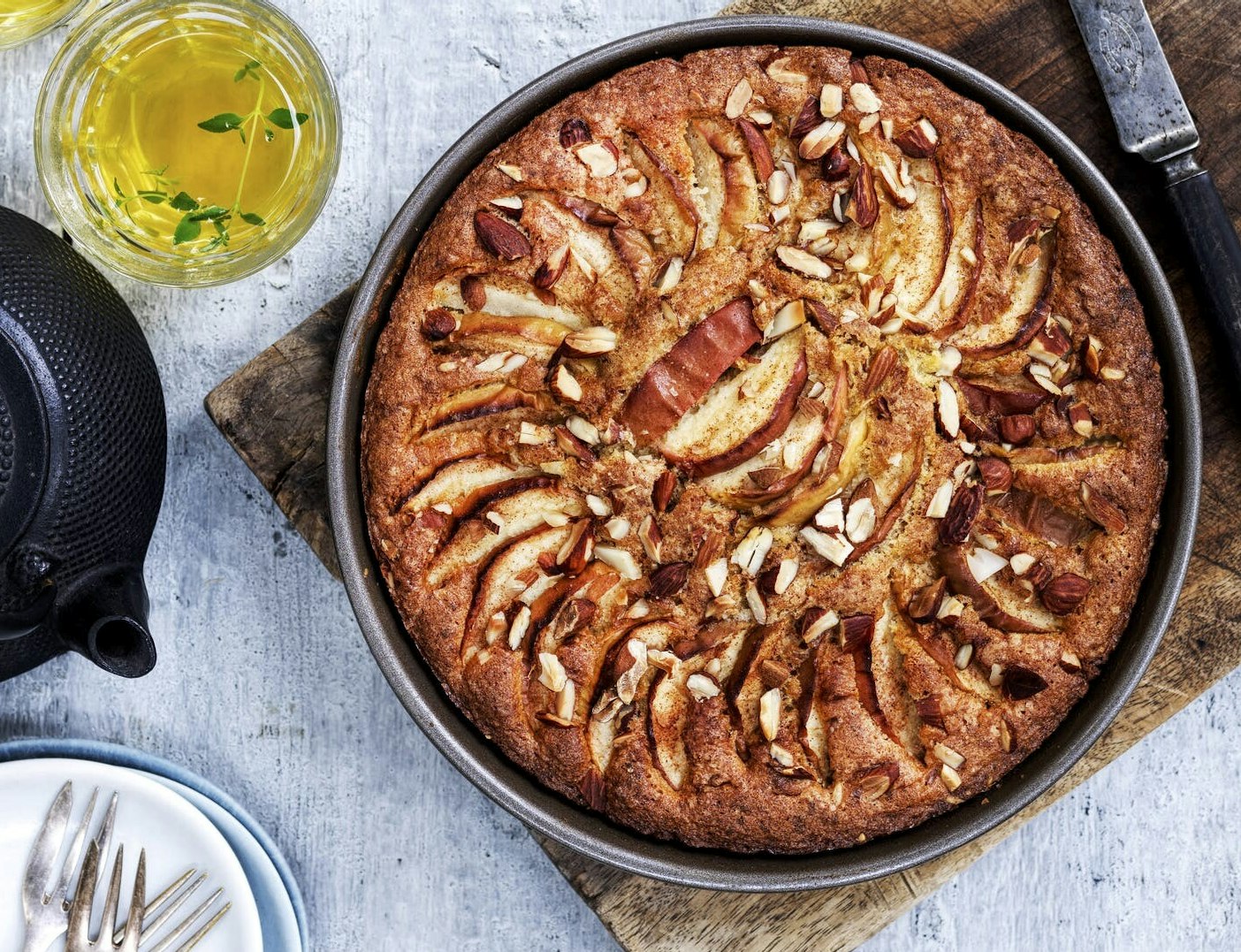 Æblekage med kanel og mandler