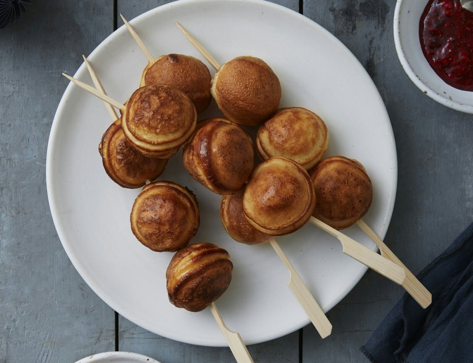 Æbleskiver med Amarena-kirsebær og hvid chokolade