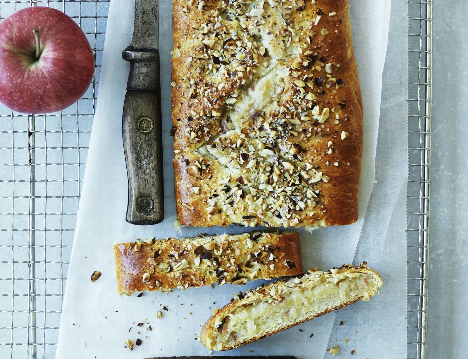 Æblestang med marcipan og hasselnødder