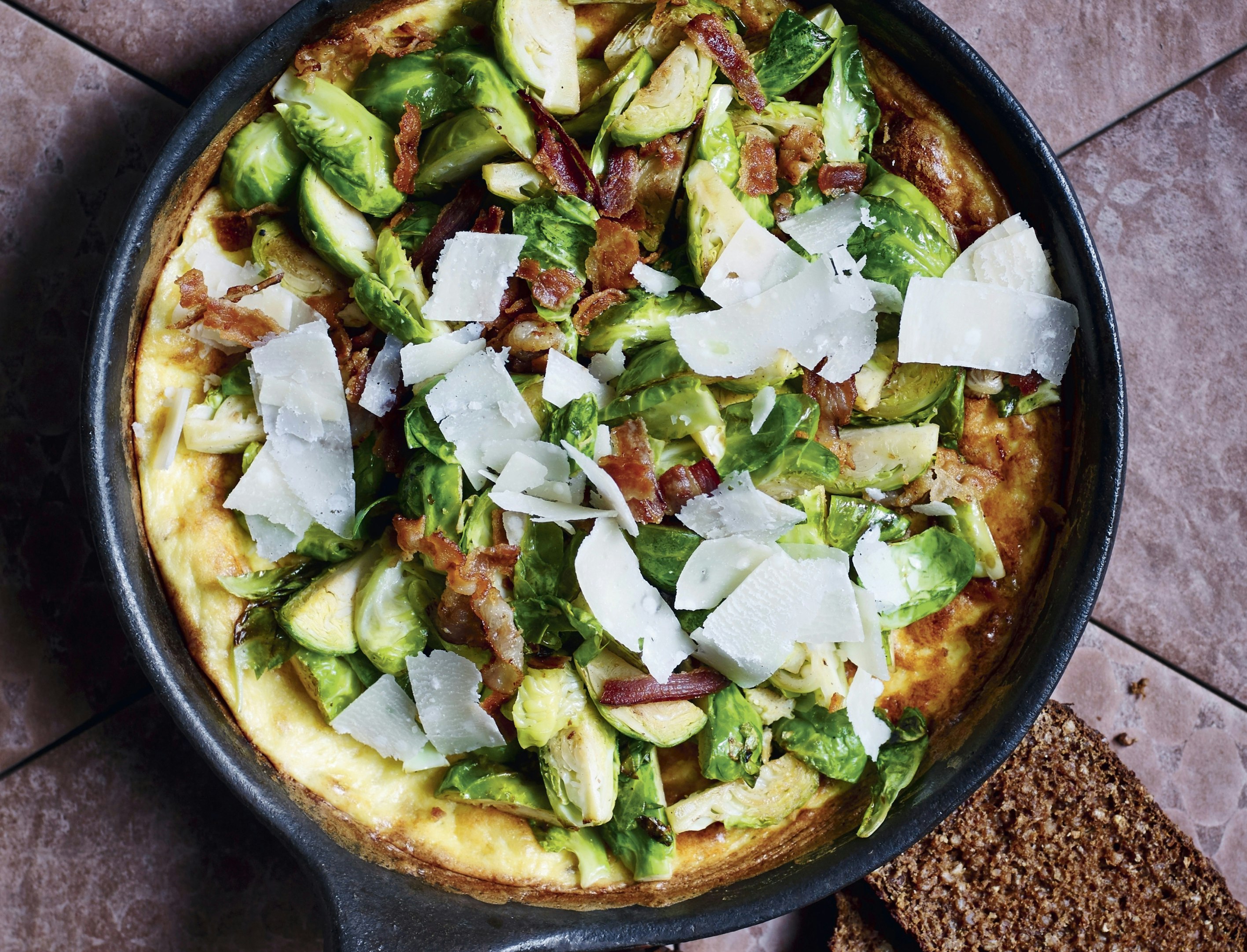 Æggekage med ristede rosenkål og bacon