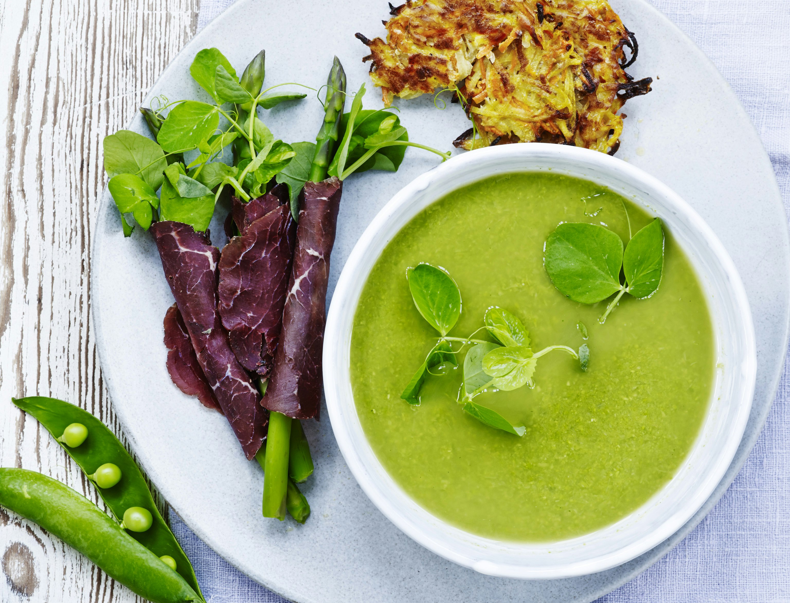 Ærte-asparges-suppe med bresaolaruller og røsti