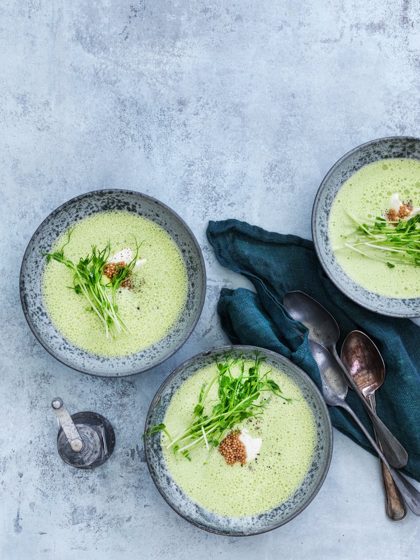 Kartoffeltortilla med laks og syltede sennepsfrø | SPIS BEDRE Kartoffeltortilla med laks og syltede sennepsfrø | SPIS BEDRE