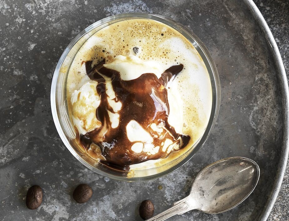 Affogato med chokoladesauce og kaffekaramel