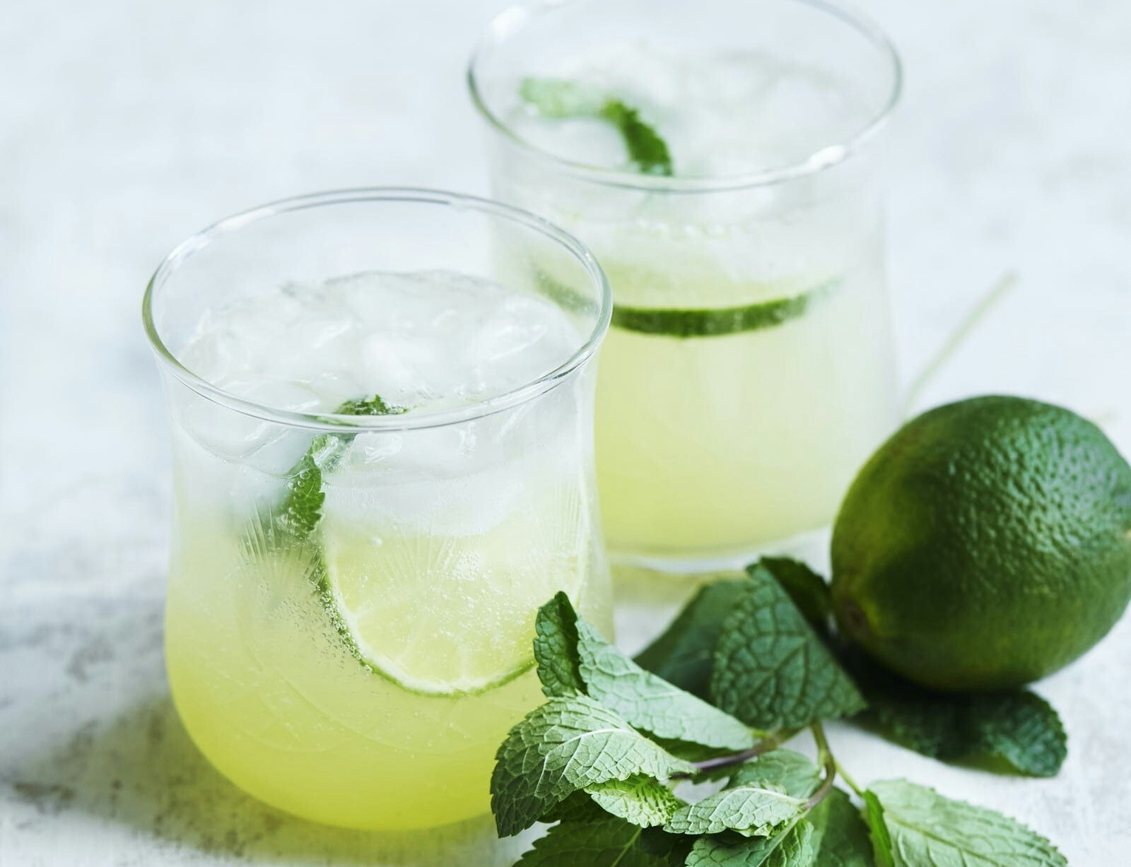 Alkoholfri mojito med hyldeblomst