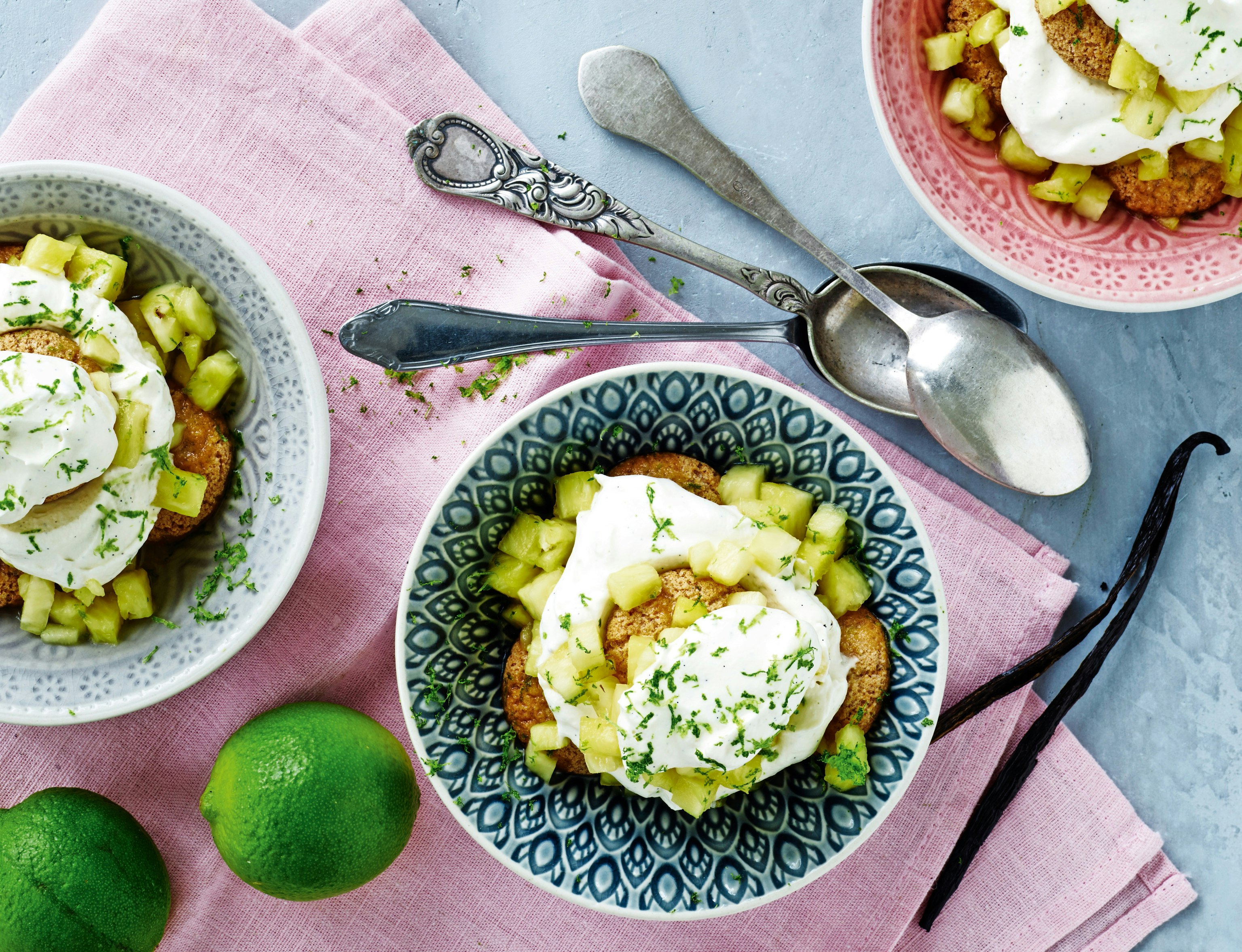Ananastrifli med makroner og lime-vanilje-flødeskum