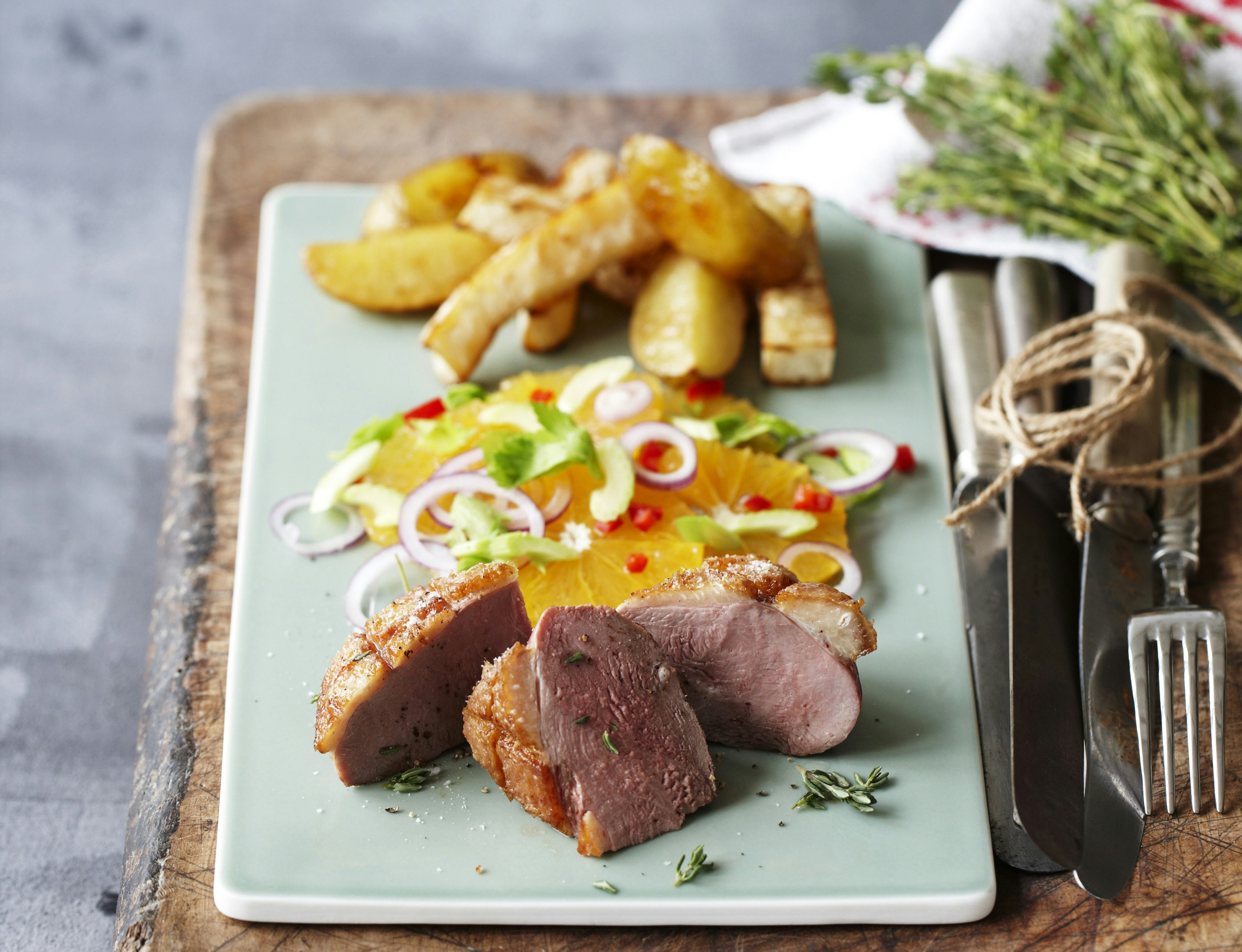 Andebryst med bagt selleri og appelsinsalat