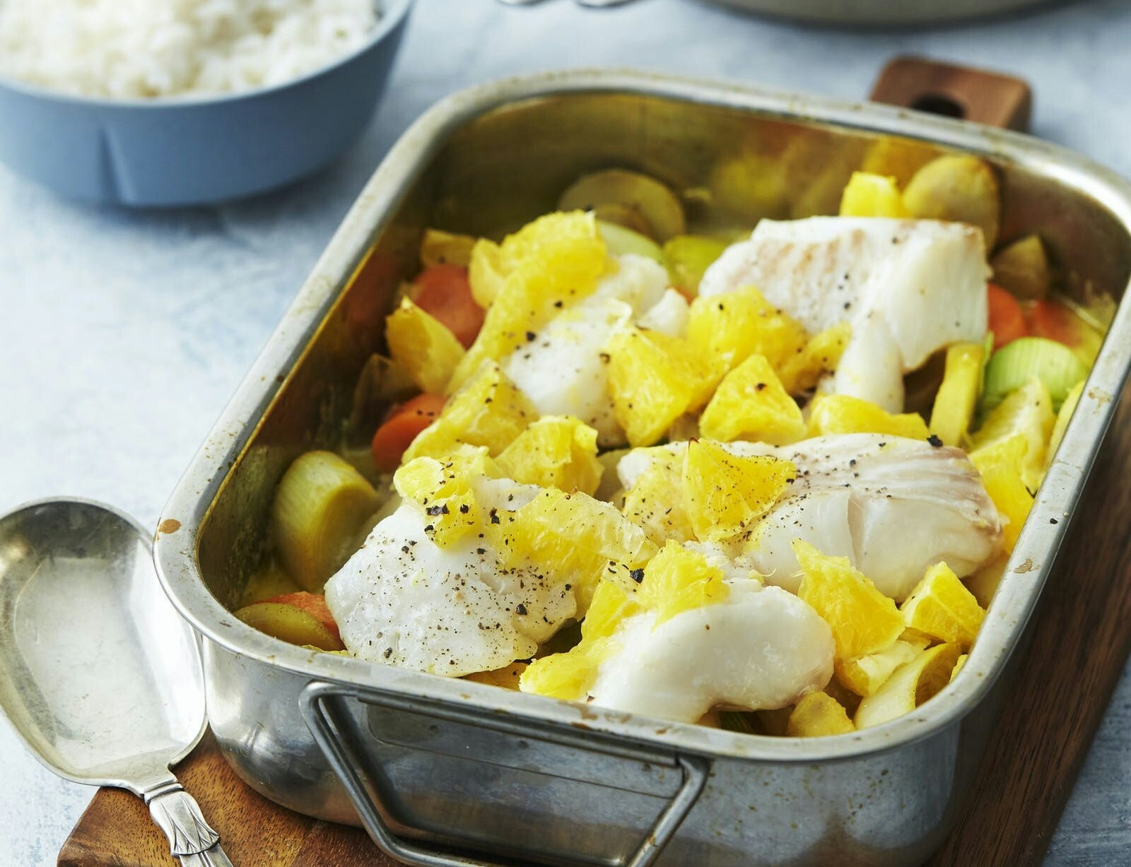 Appelsinbagt torsk med karrysauce