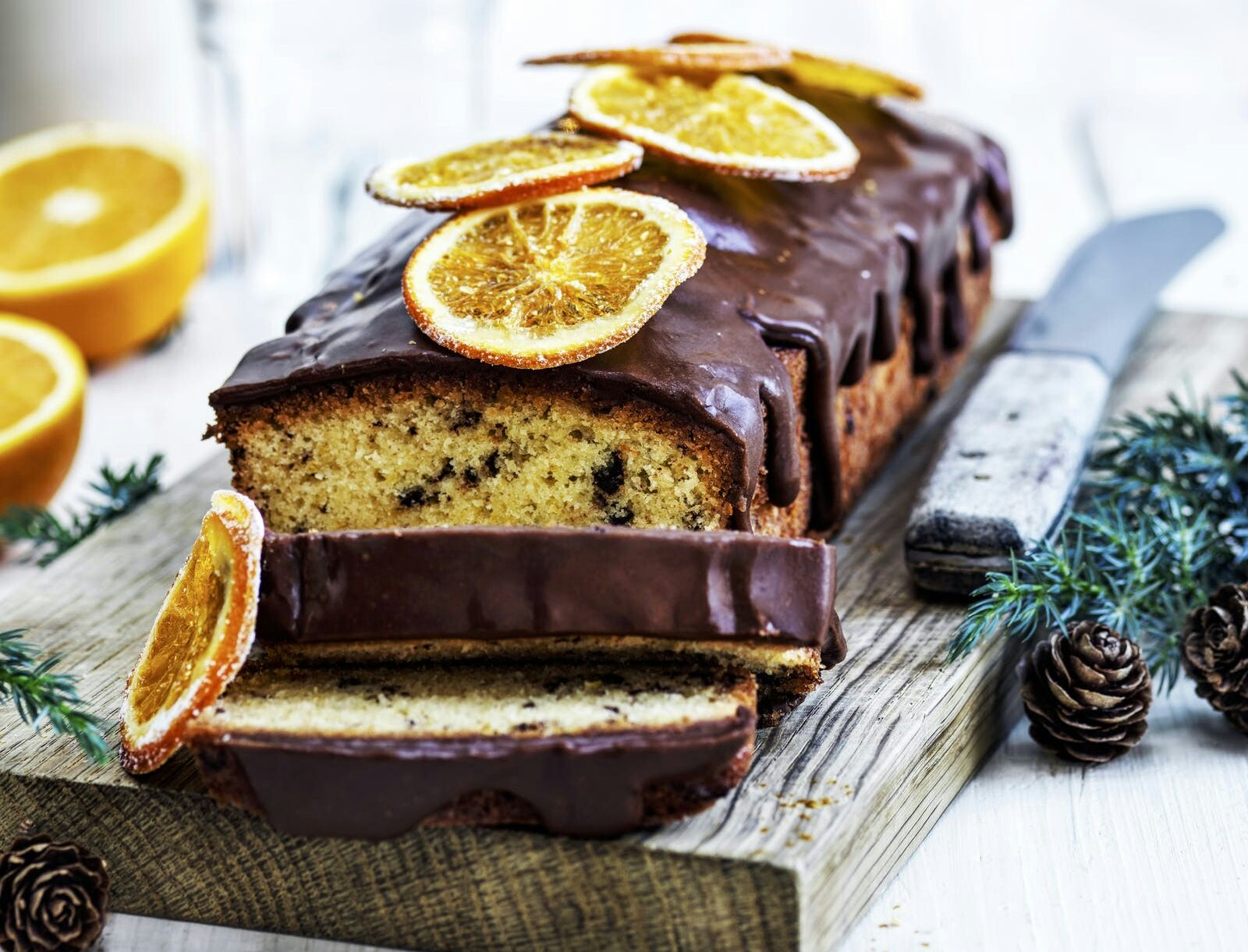 Appelsinkage med chokoladeglasur og appelsinchips