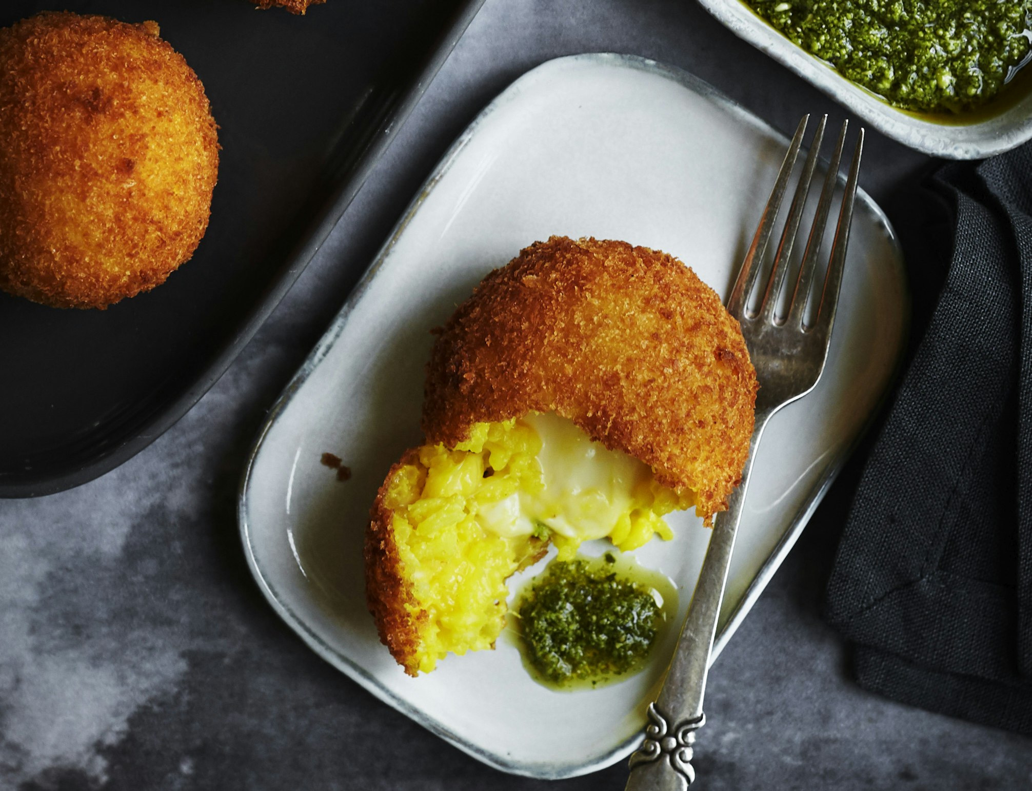 Arancini med mozzarella og pesto
