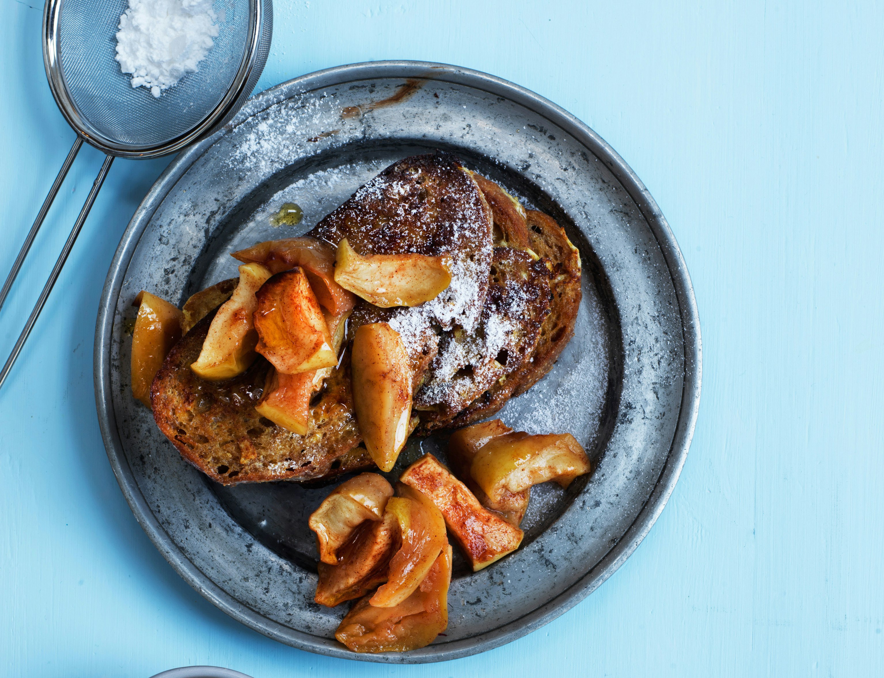 Arme riddere med kanelbagte æbler og sirup