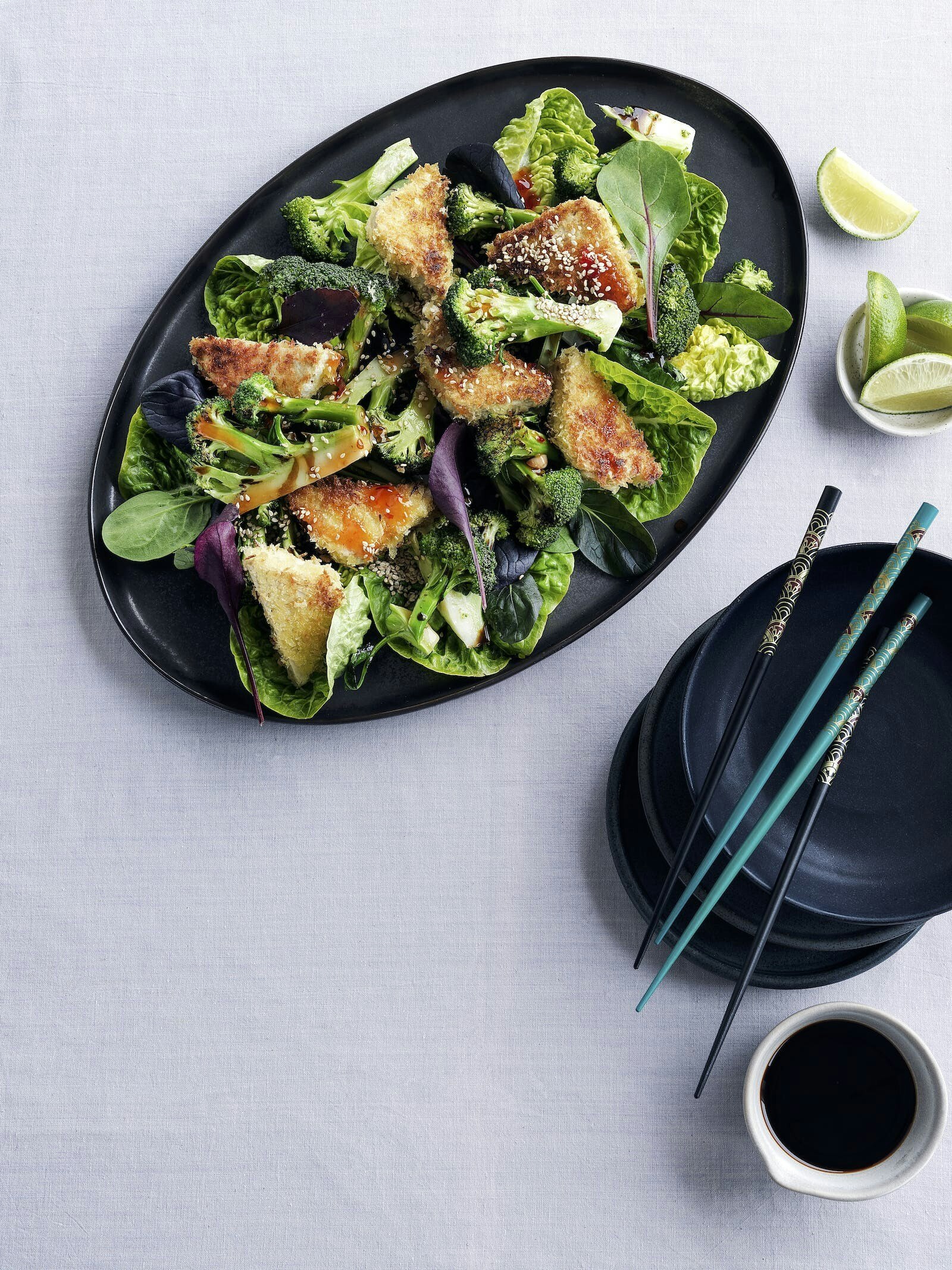 Asiatisk salat med panko-stegt tofu