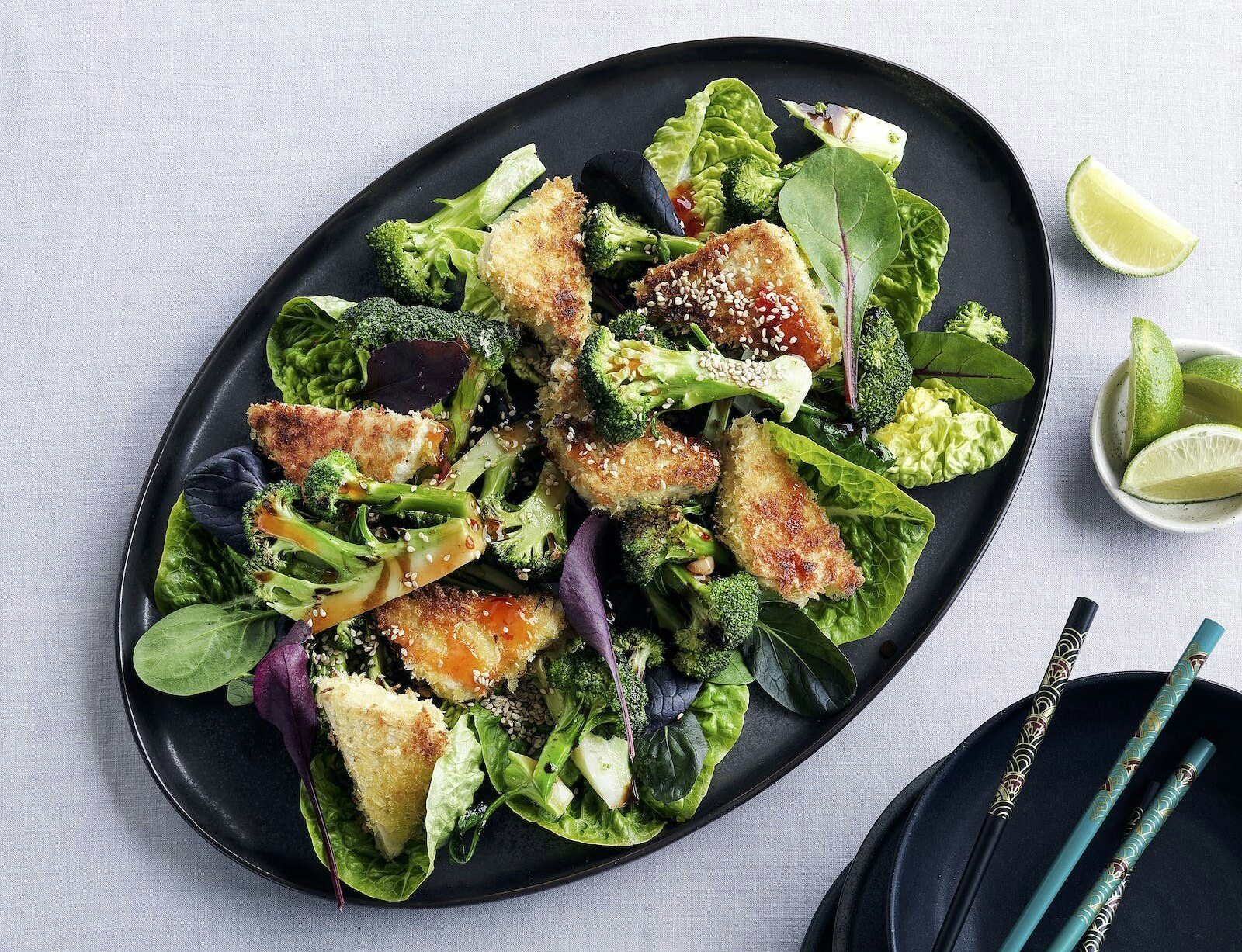 Asiatisk salat med panko-stegt tofu