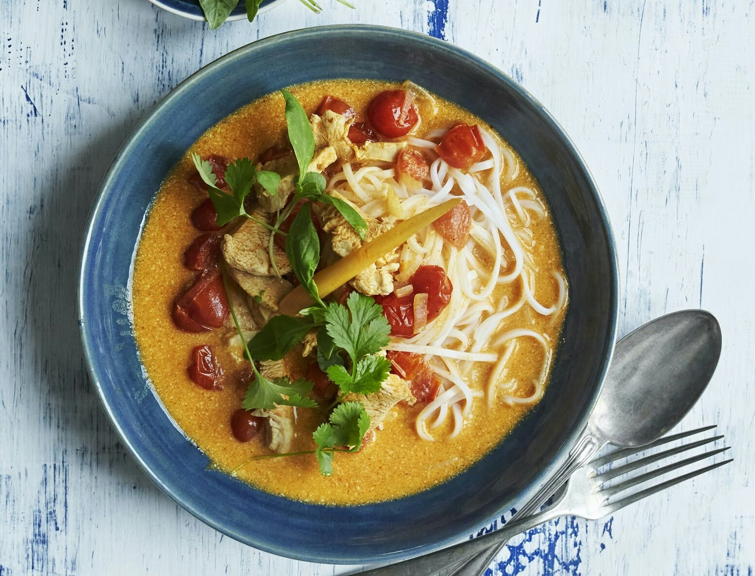 Asiatisk suppe med kylling, nudler og tomater