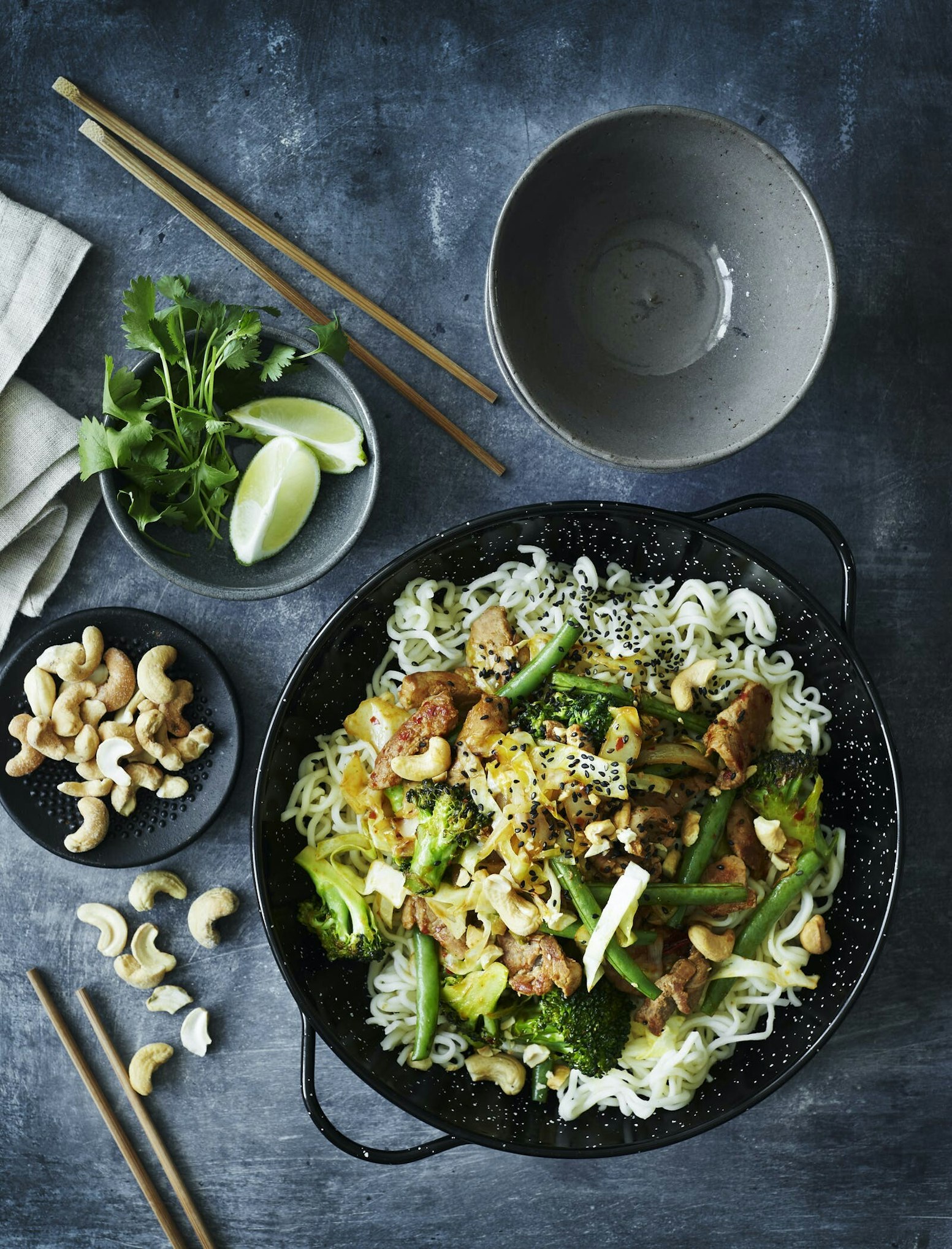 Asiatisk svinemørbrad i wok med nudler