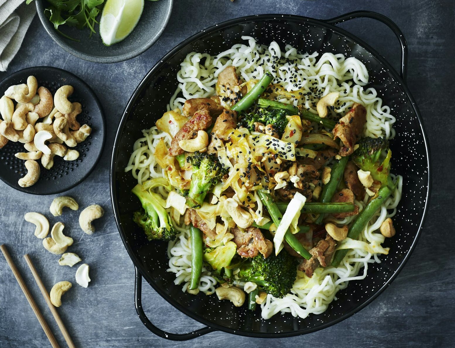 Asiatisk svinemørbrad wok med nudler | SPIS BEDRE