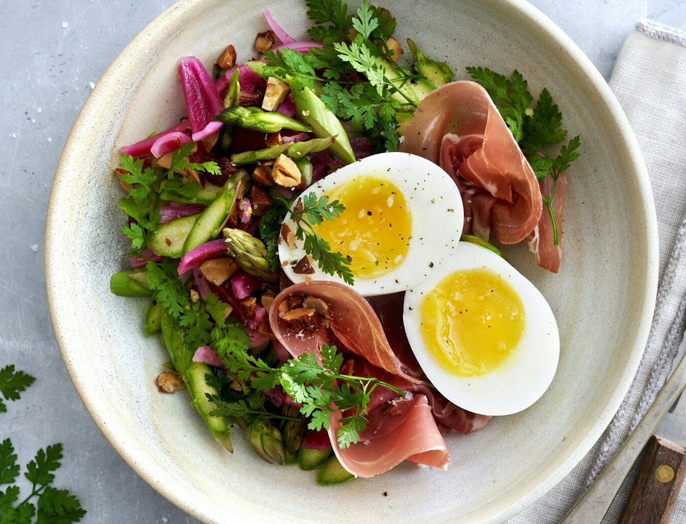 Asparges med æg og parmaskinke