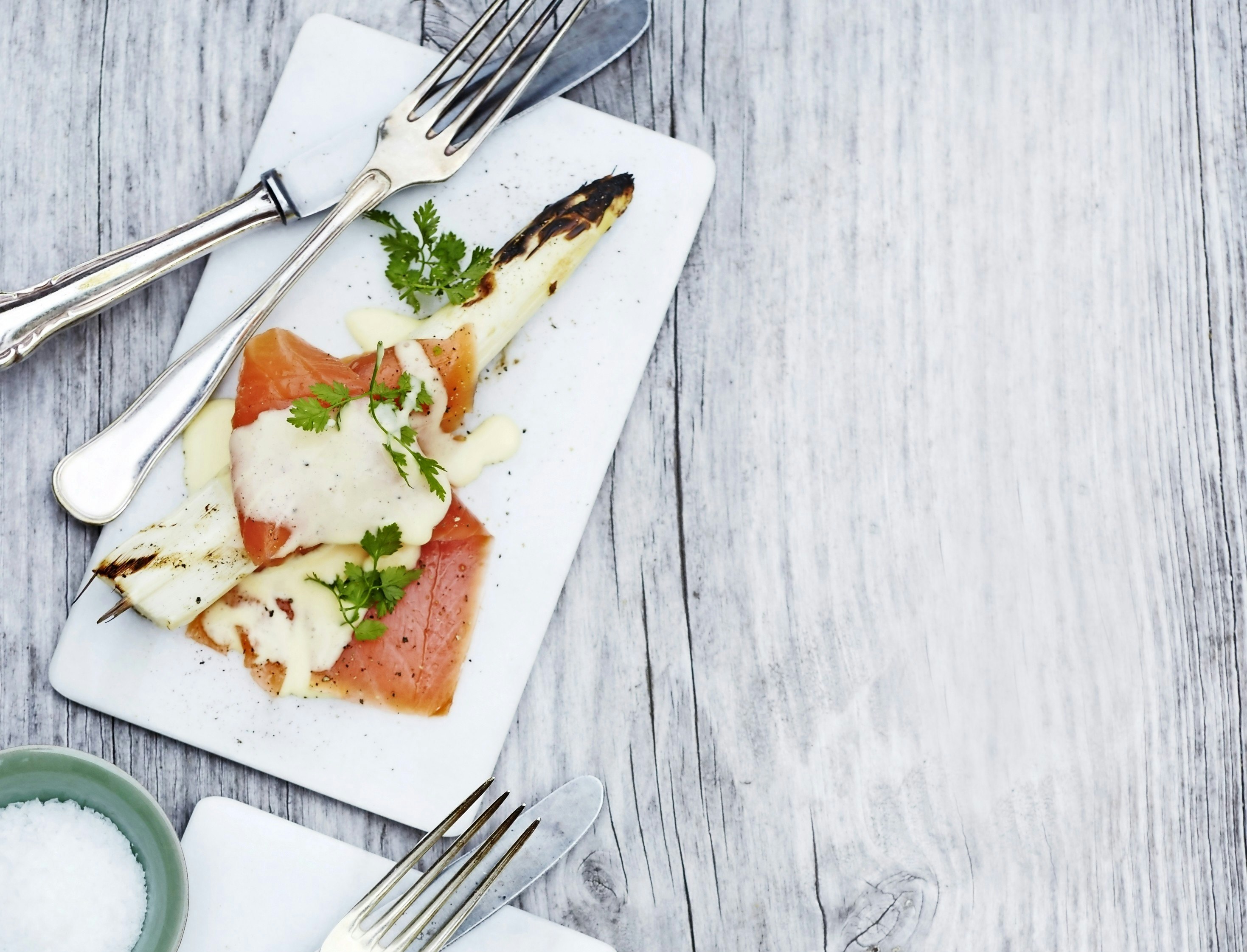 Asparges med laks og sauce mousseline