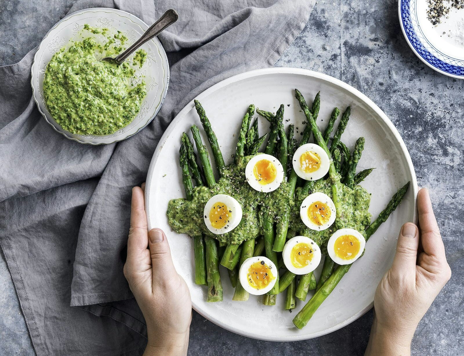 Asparges med smilende æg og salsa verde