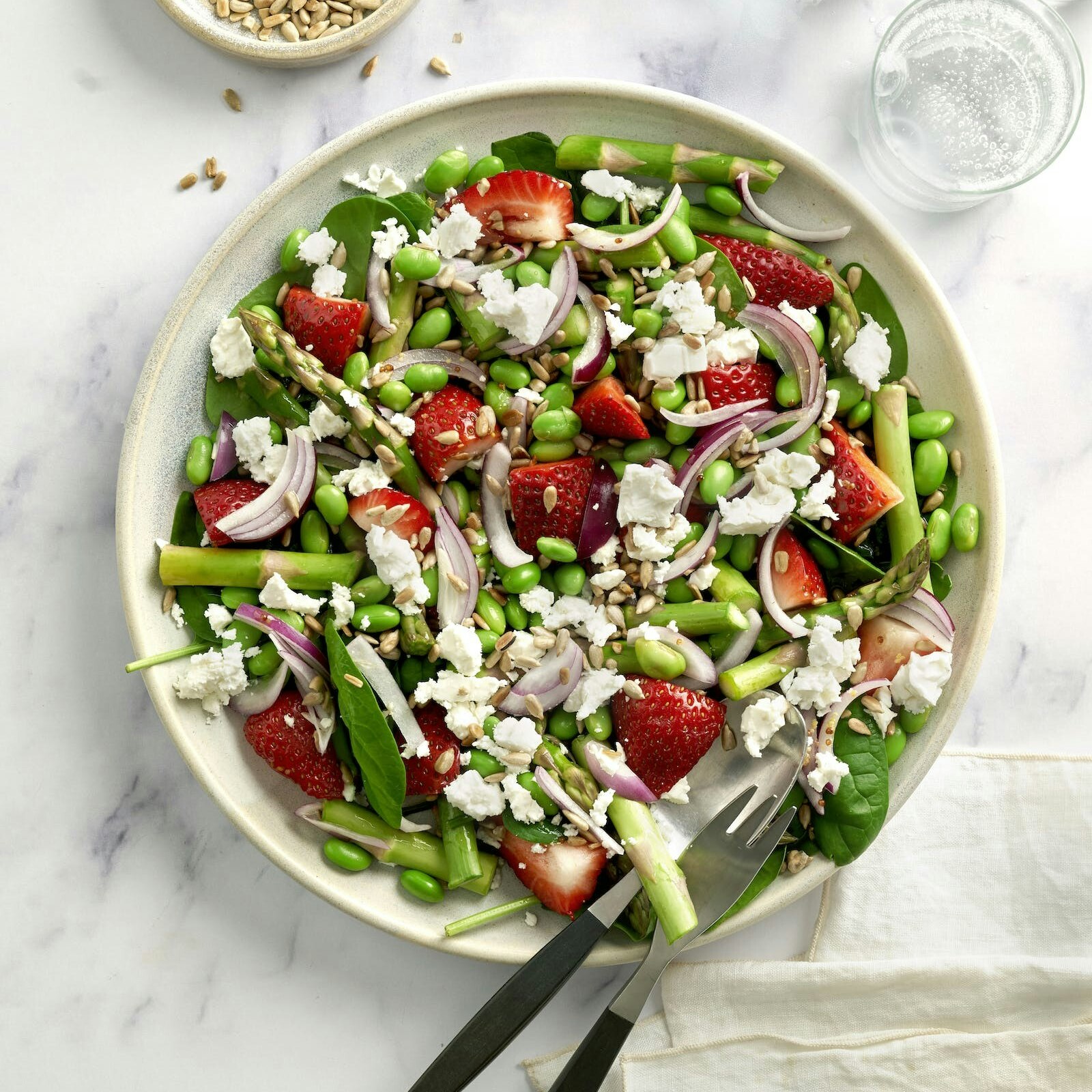 Aspargessalat med edamamebønner, jordbær og feta
