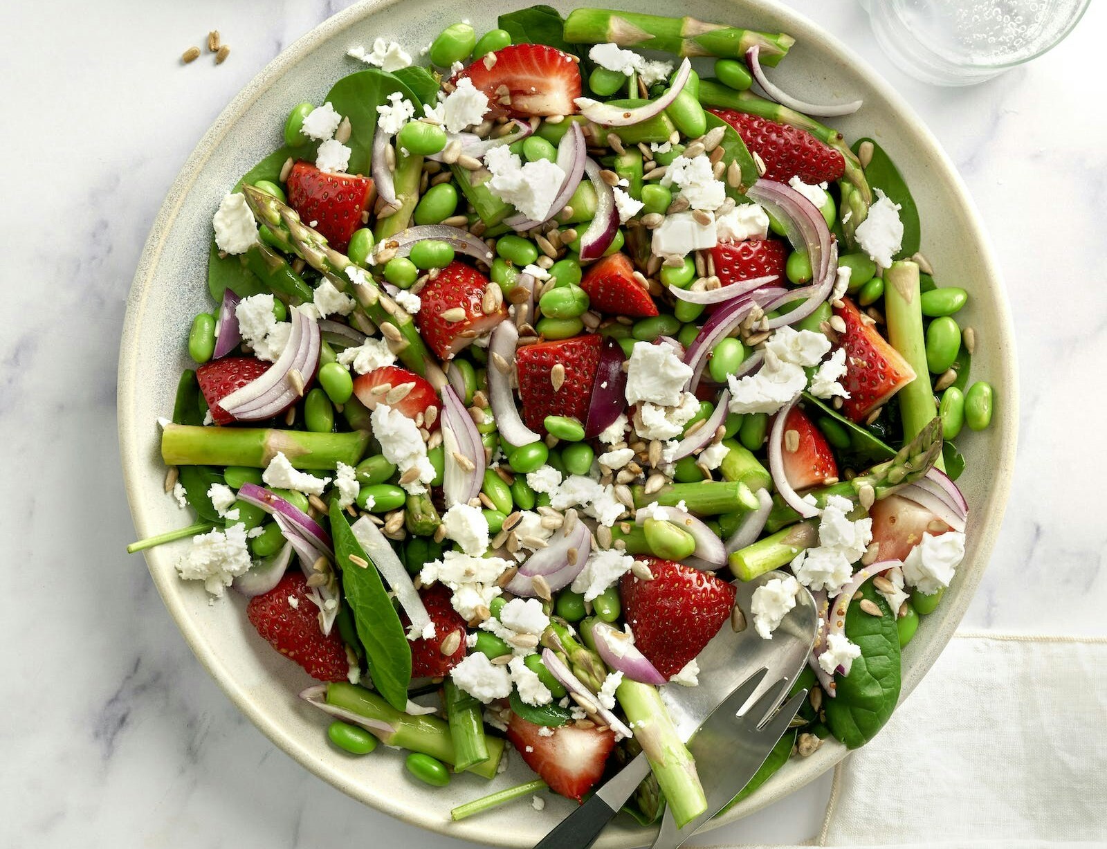 Aspargessalat med edamamebønner, jordbær og feta