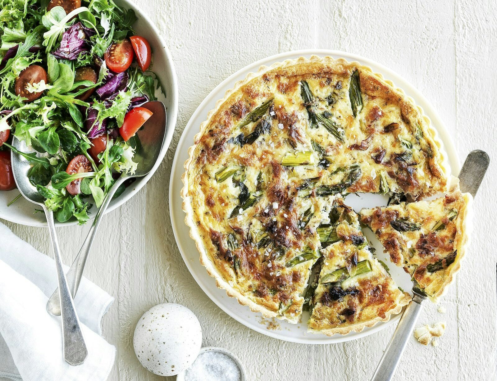 Aspargestærte med parmaskinke og tomatsalat