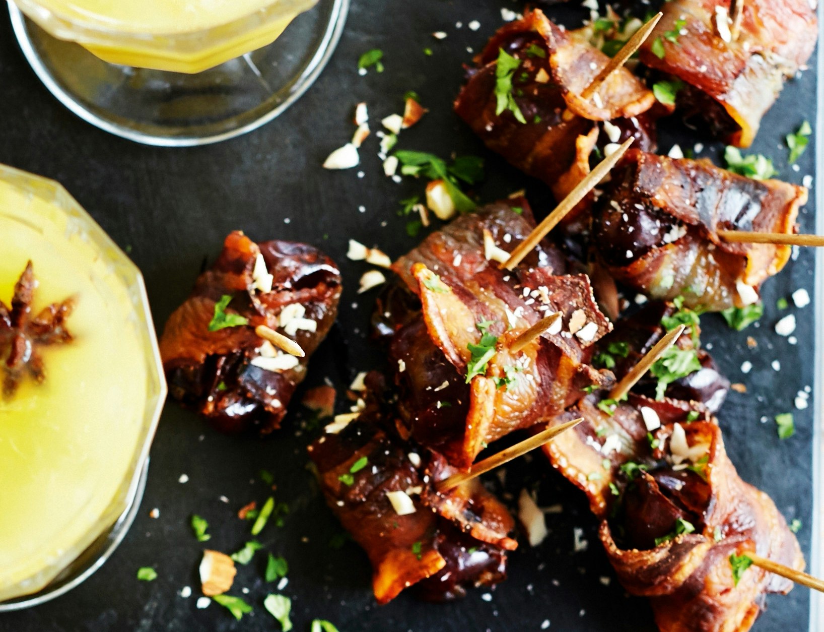 Bacondadler med mandler og persille