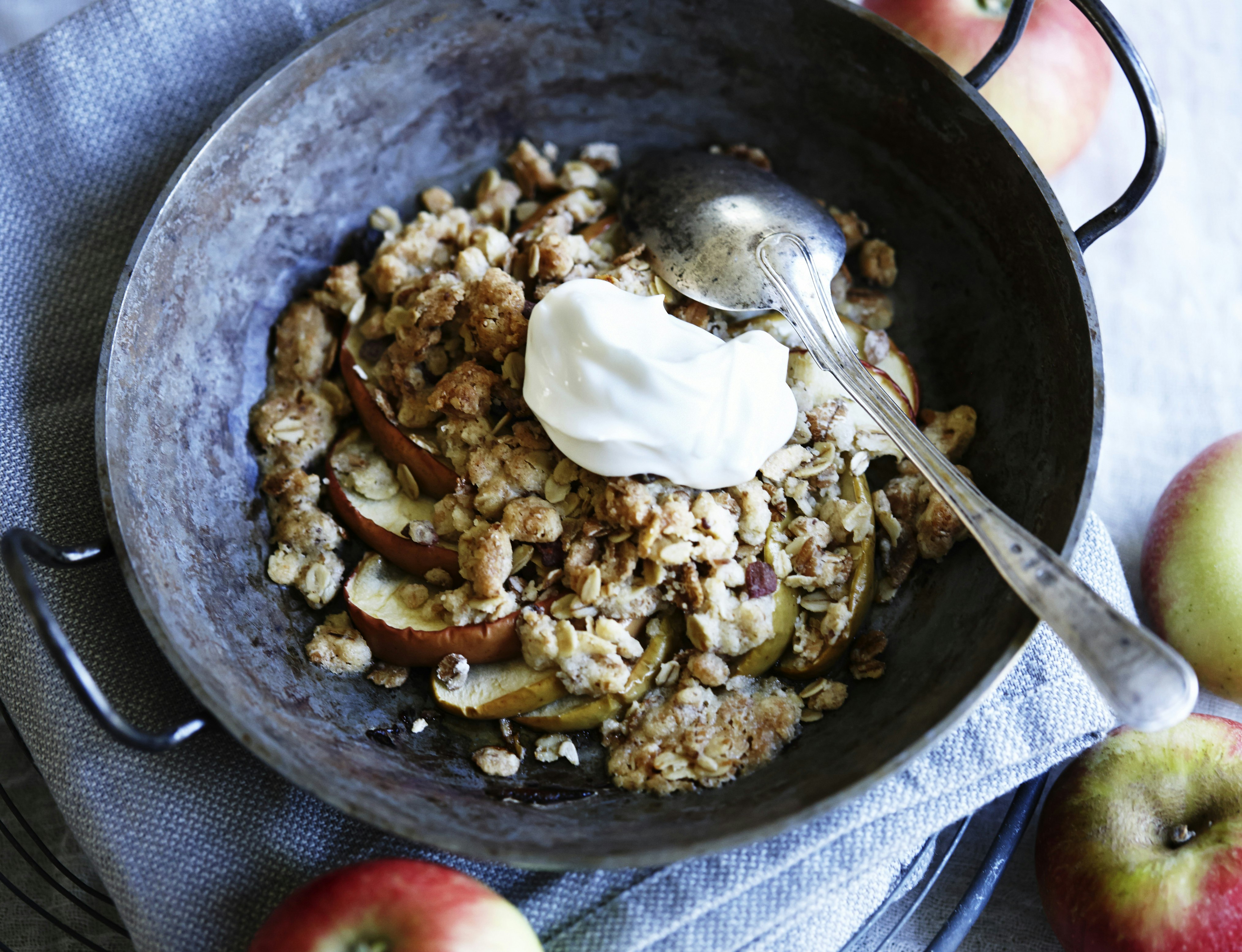 Bagt æblecrumble med mysli