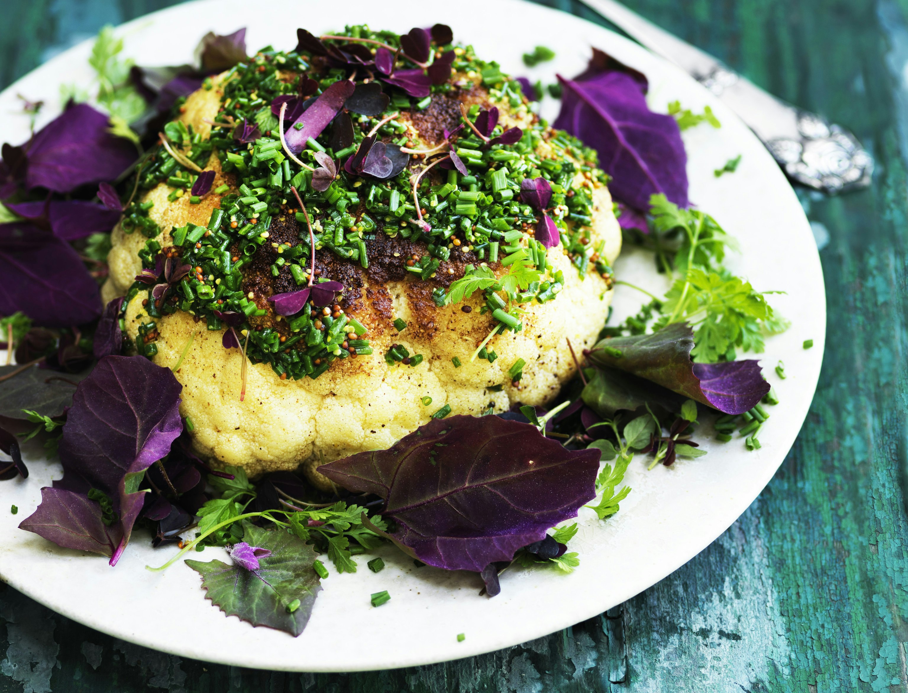 Bagt blomkål med brunet smør og krydderurter