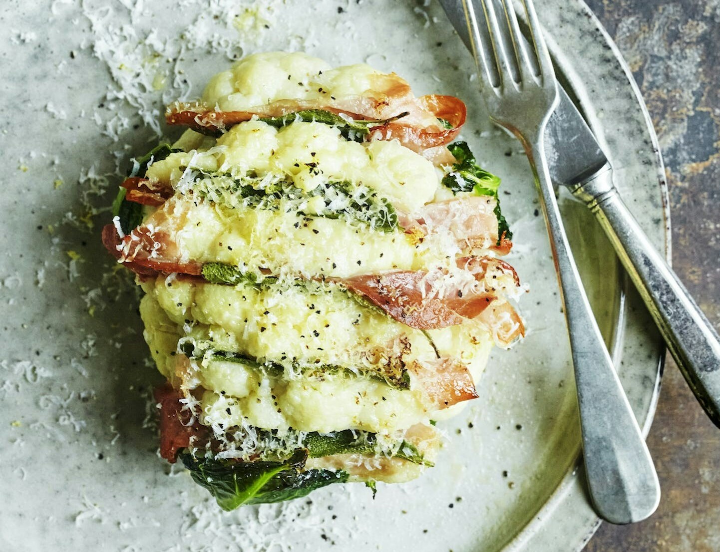 Bagt blomkål med skinke og parmesan