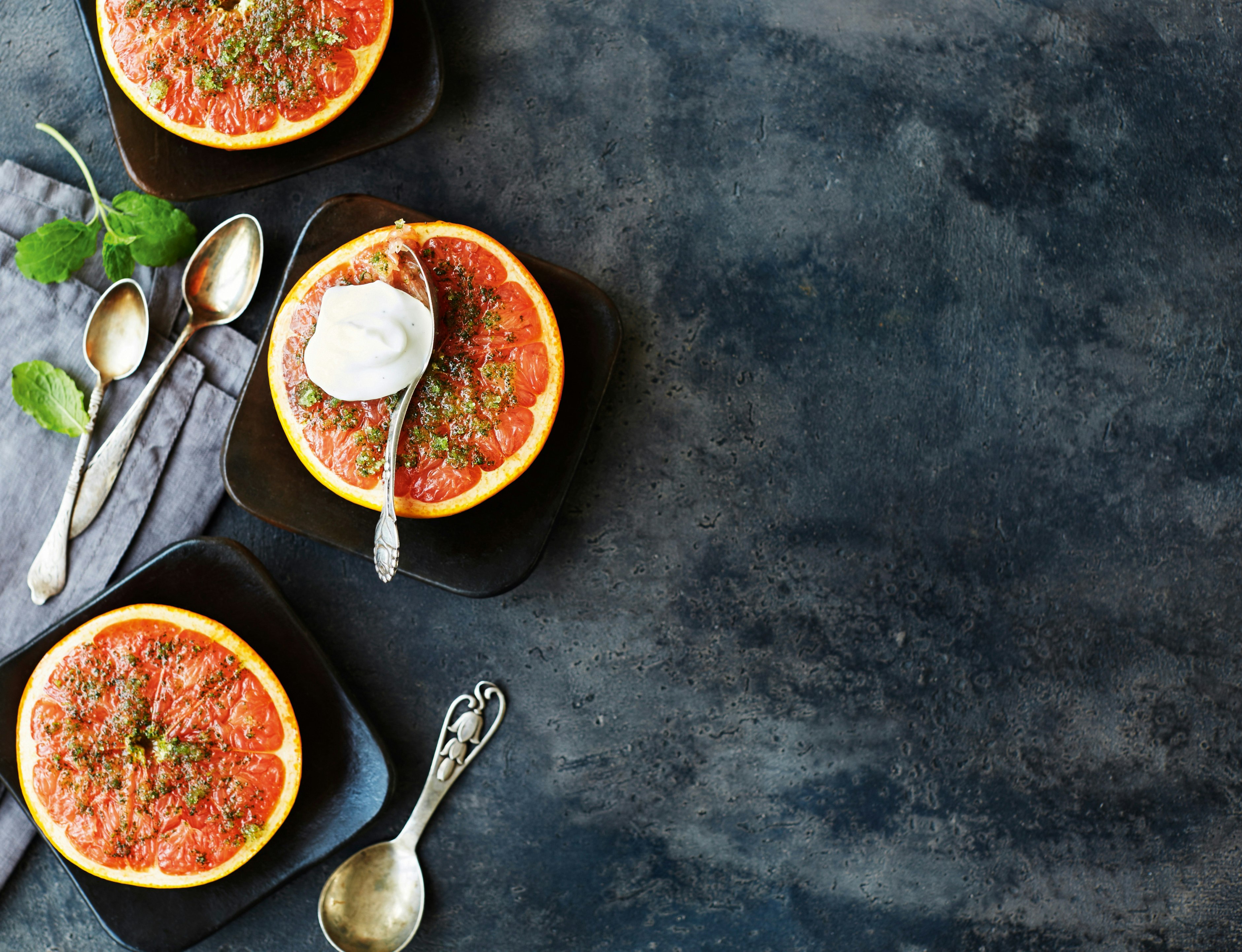 Bagt grape med skyr og myntesukker