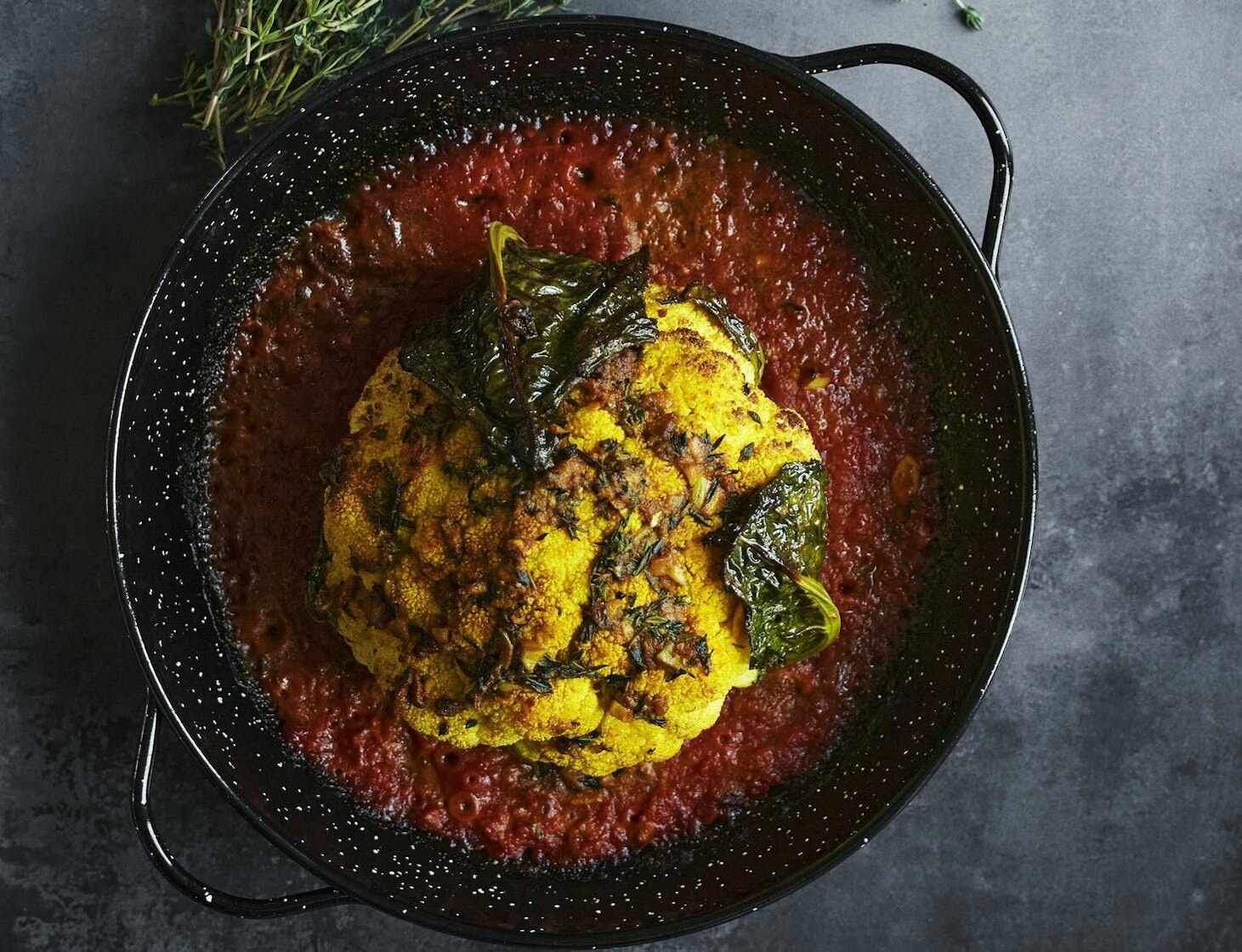 Bagt krydret blomkål i tomatsauce