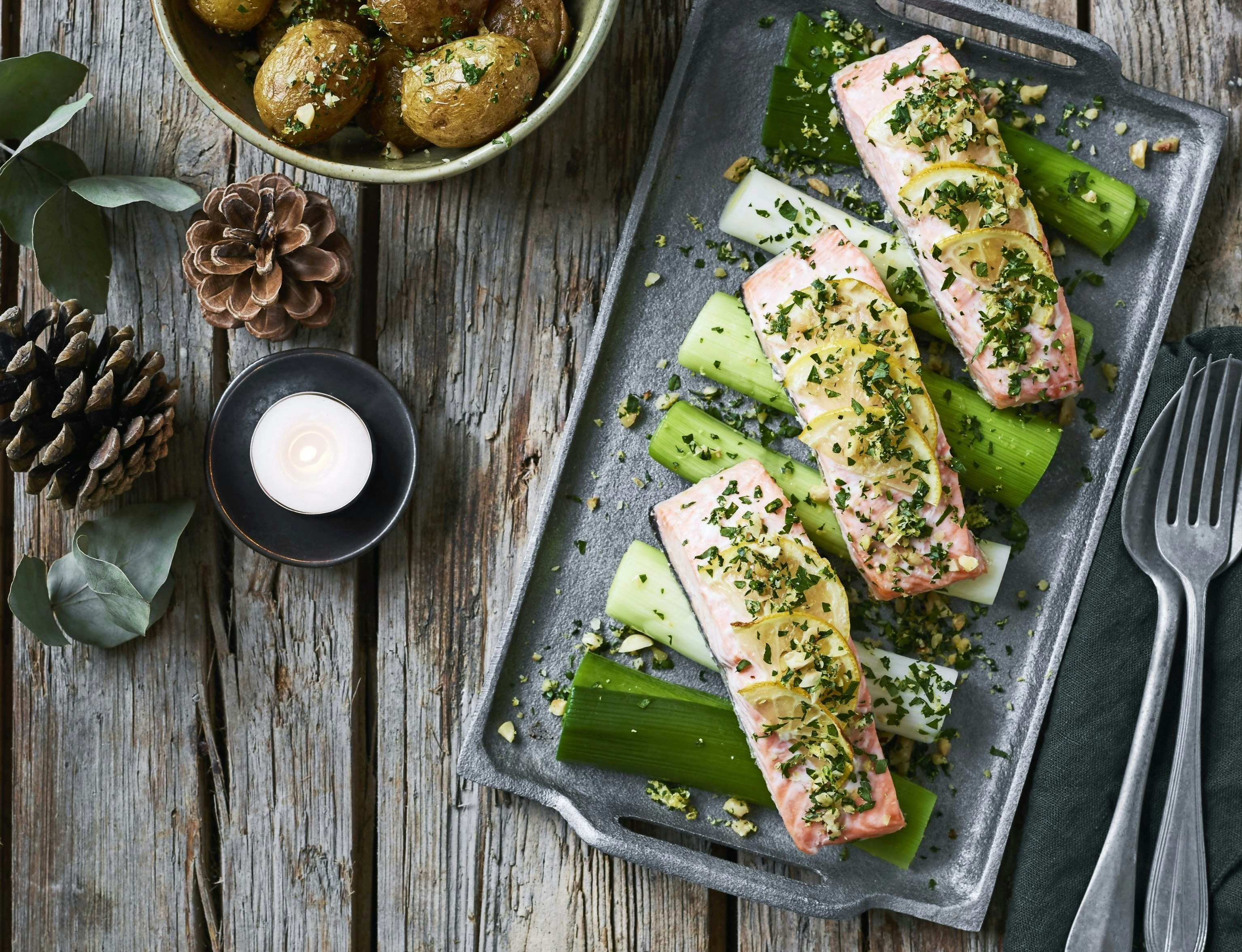 Bagt laks med citron og nøddegremolata