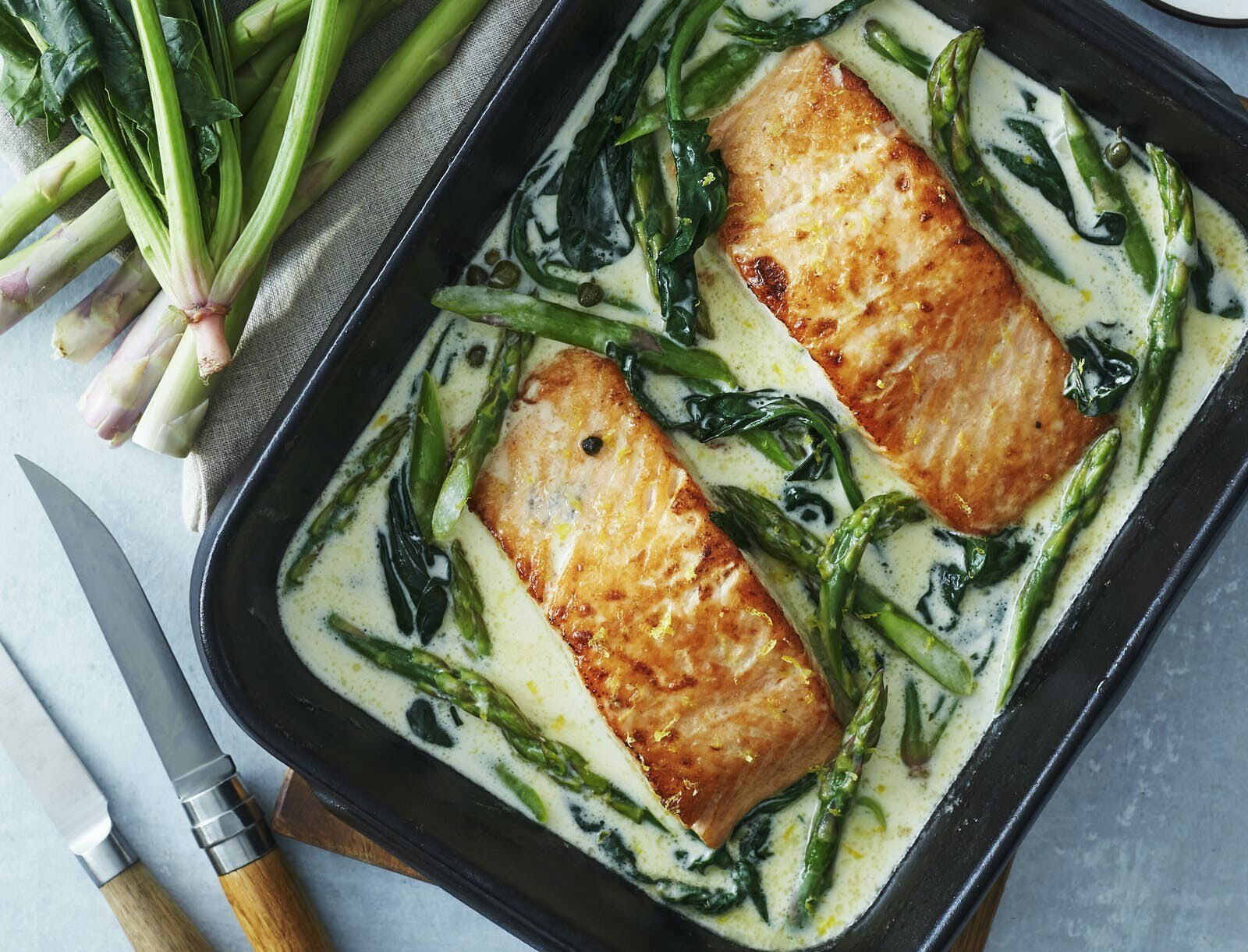 Bagt laks med fløde, spinat og asparges