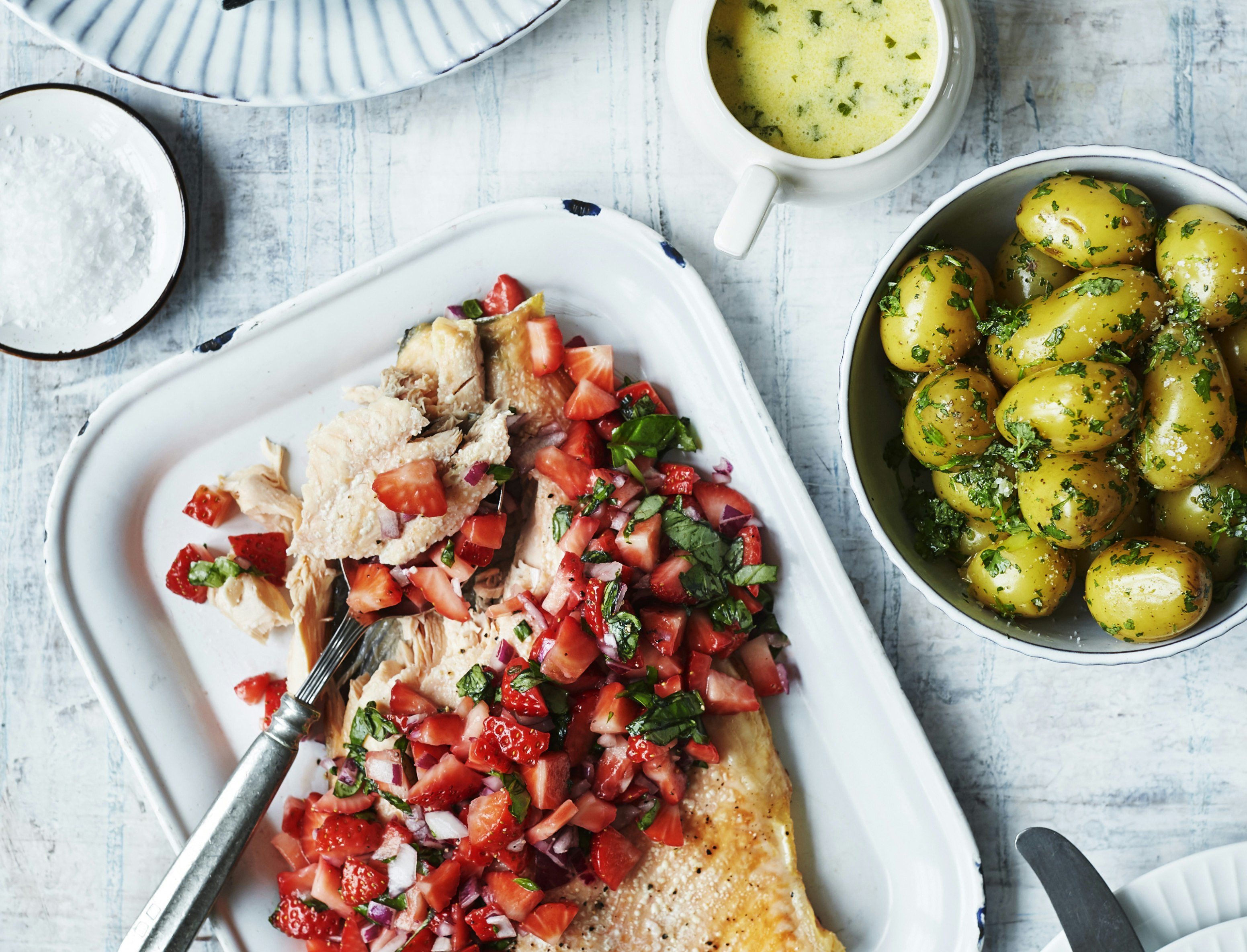 Bagt laks med jordbærsalsa, nye kartofler og sauce royale