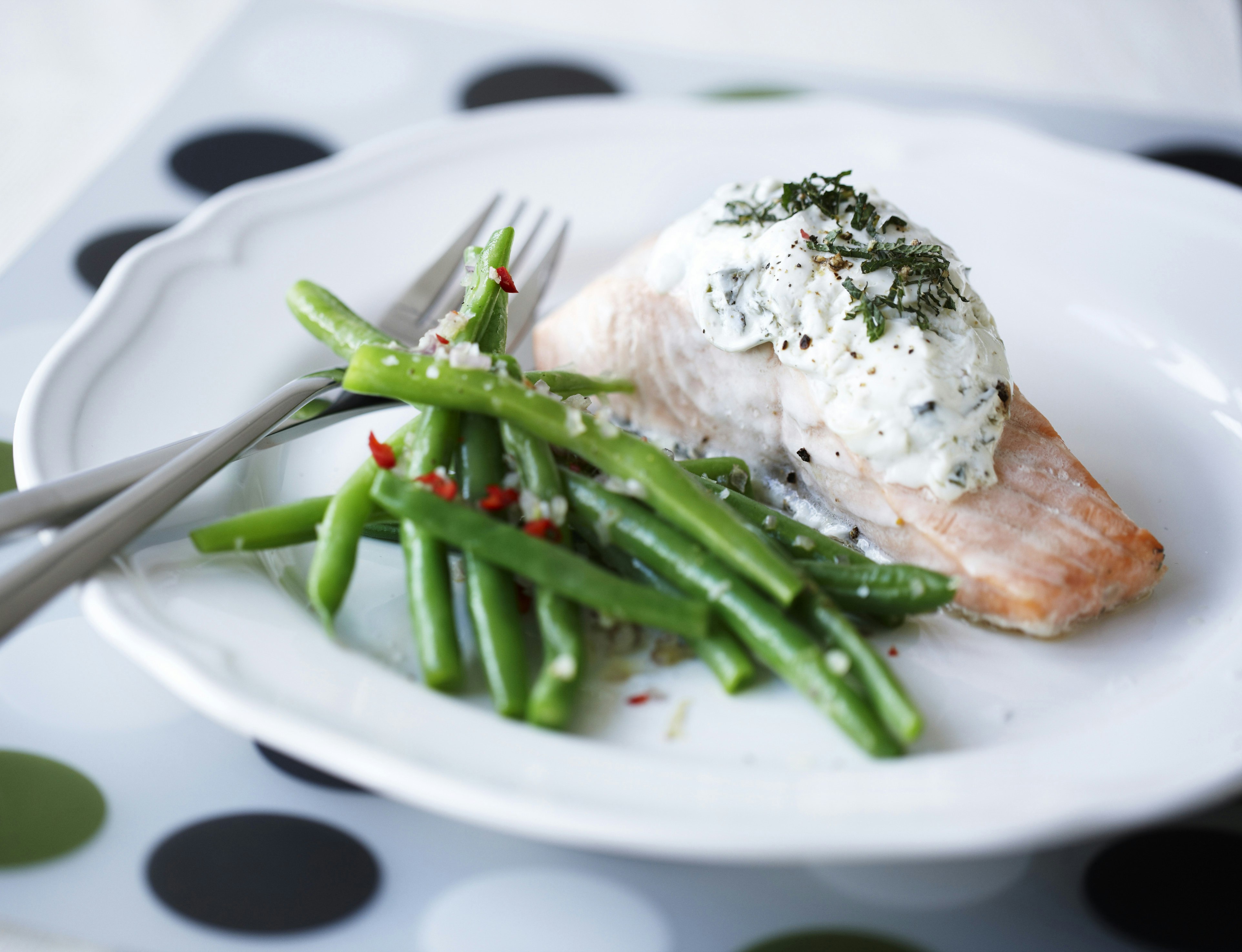 Bagt laks med mynte-agurke-creme og bønnesalat