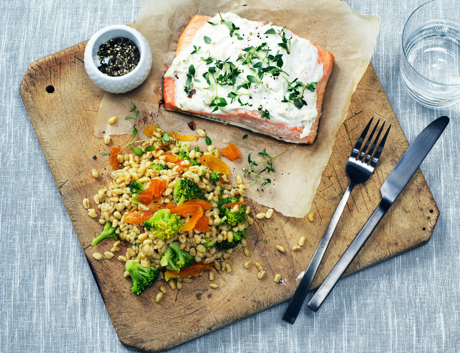 Bagt laks med yoghurtcreme og hvedekernesalat