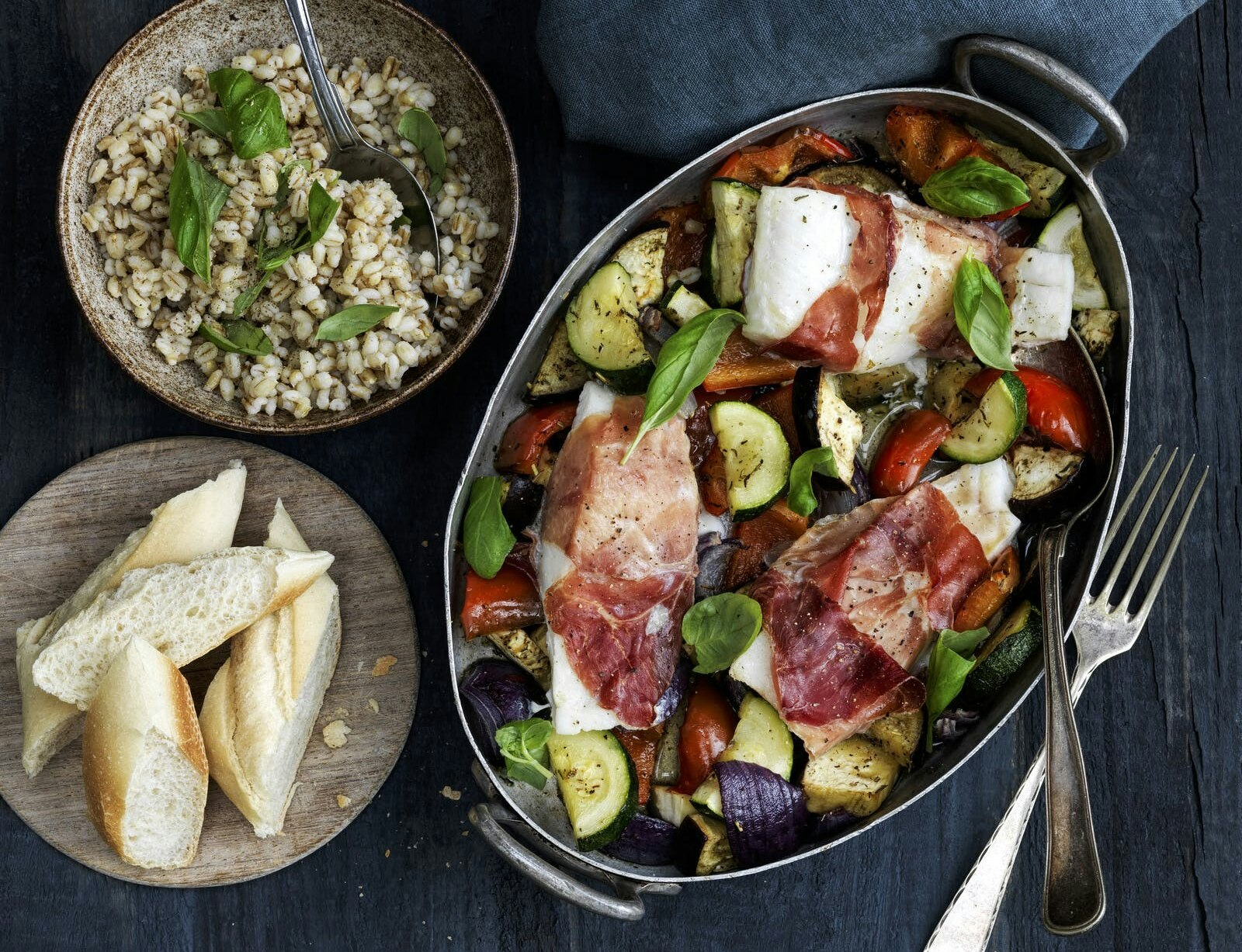 Bagt lyssej med serranoskinke og grøntsager