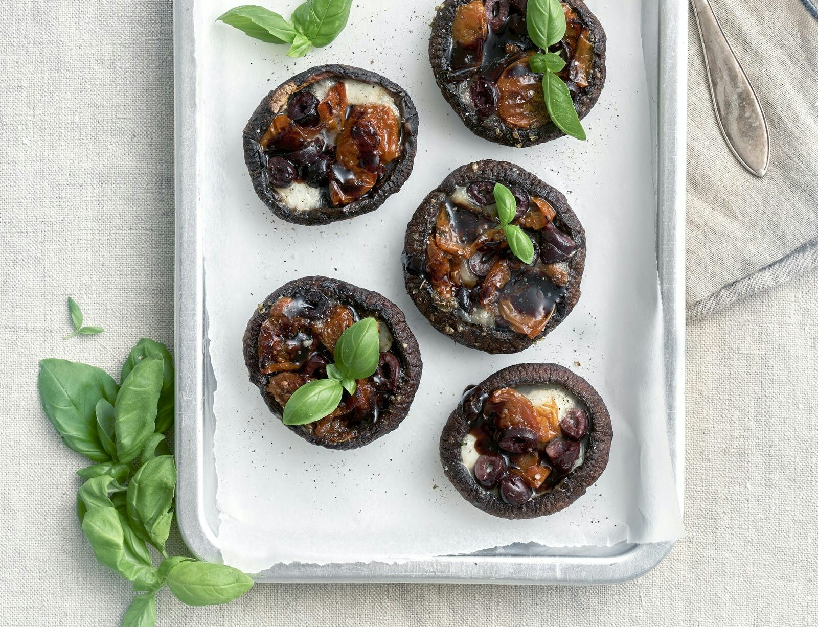 Bagt portobello med mozzarella og tomat