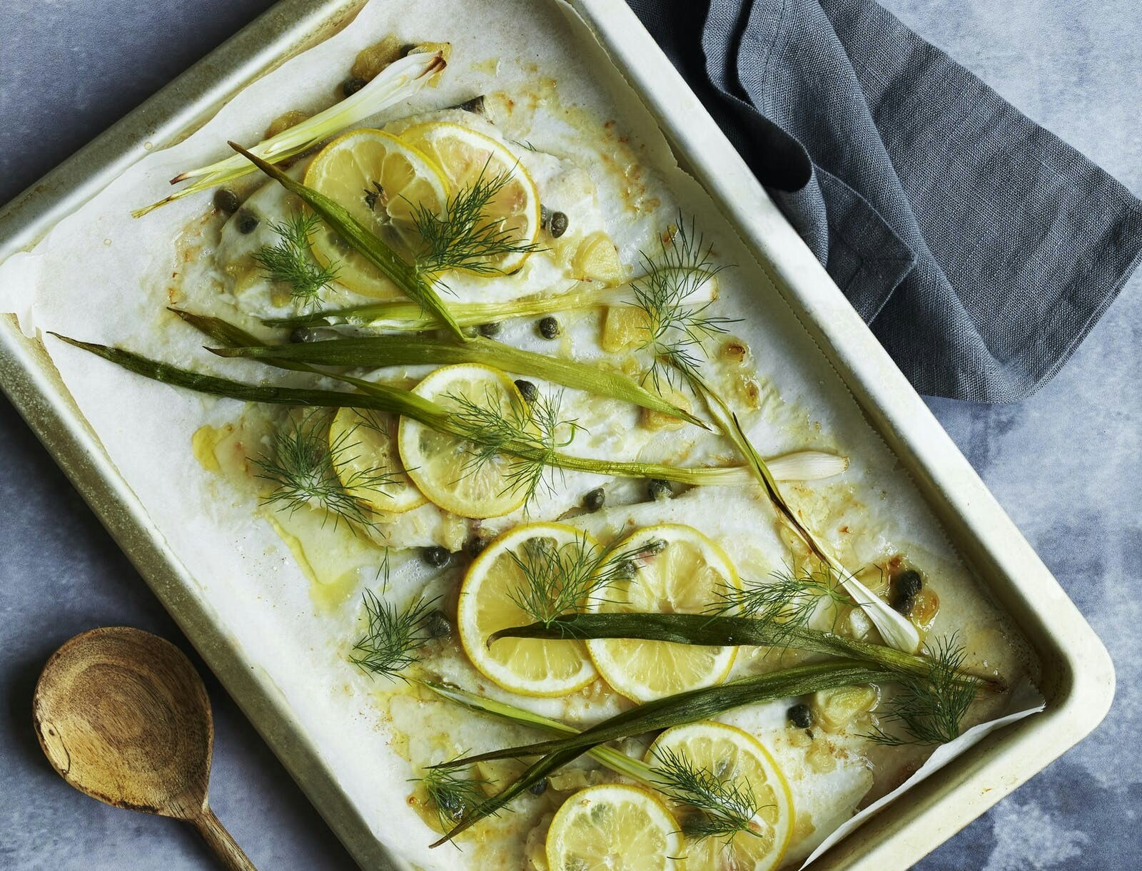 Bagt rødtunge med citron og forårsløg