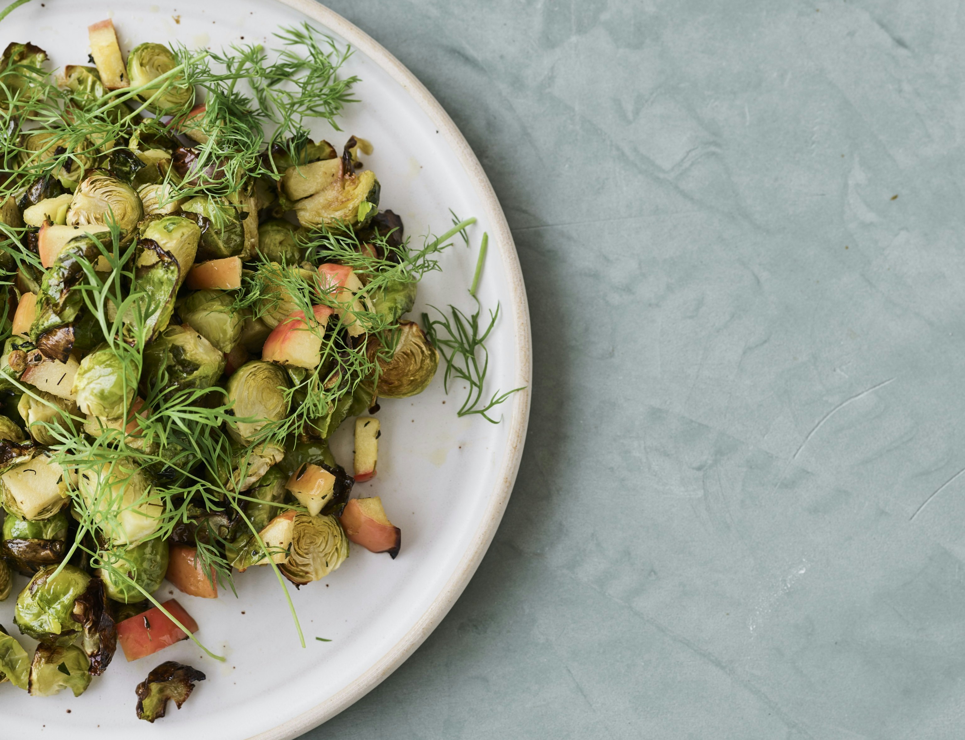 Bagt rosenkål med kamille, æble og timian