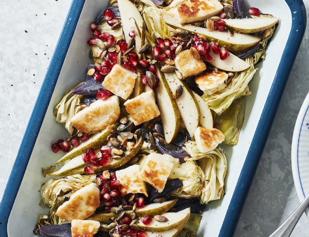 Bagt spidskålssalat med pære og løg