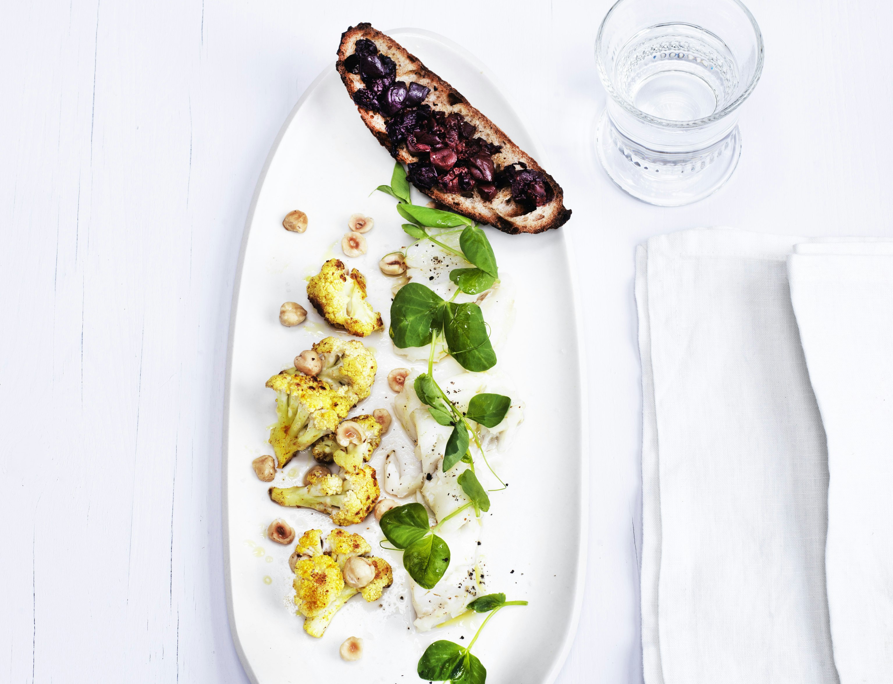 Bagt torsk med blomkål og oliven-bruschetta