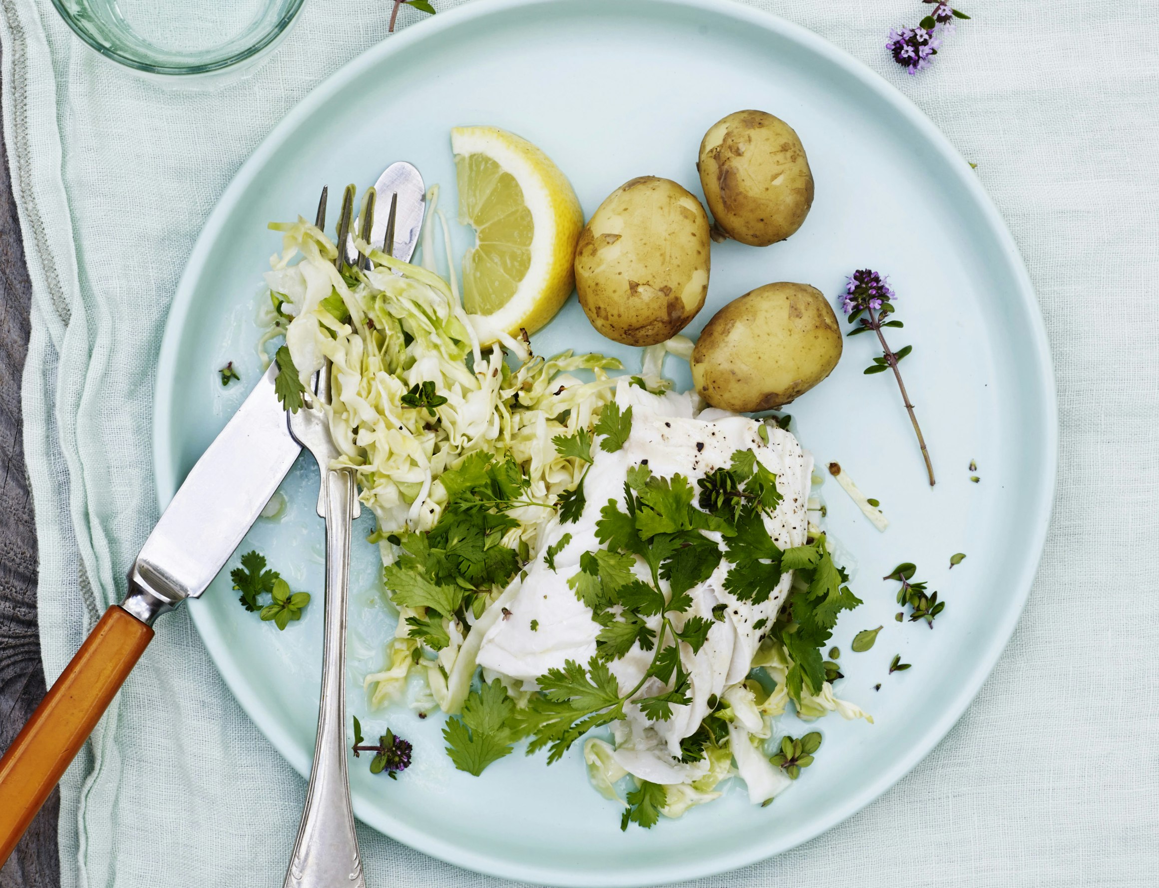 Bagt torsk med dampet spidskål og koriander