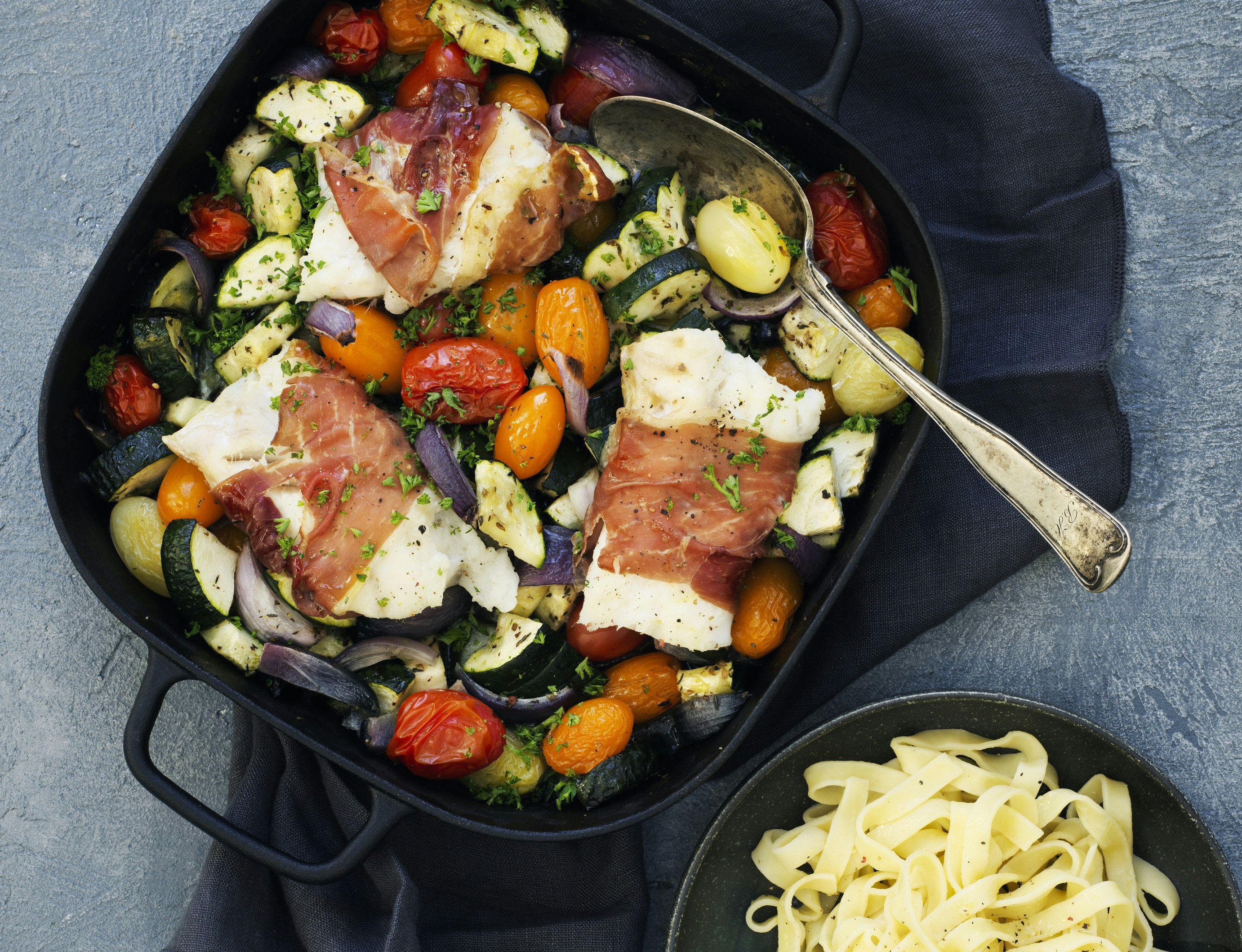 Bagt torsk med parmaskinke